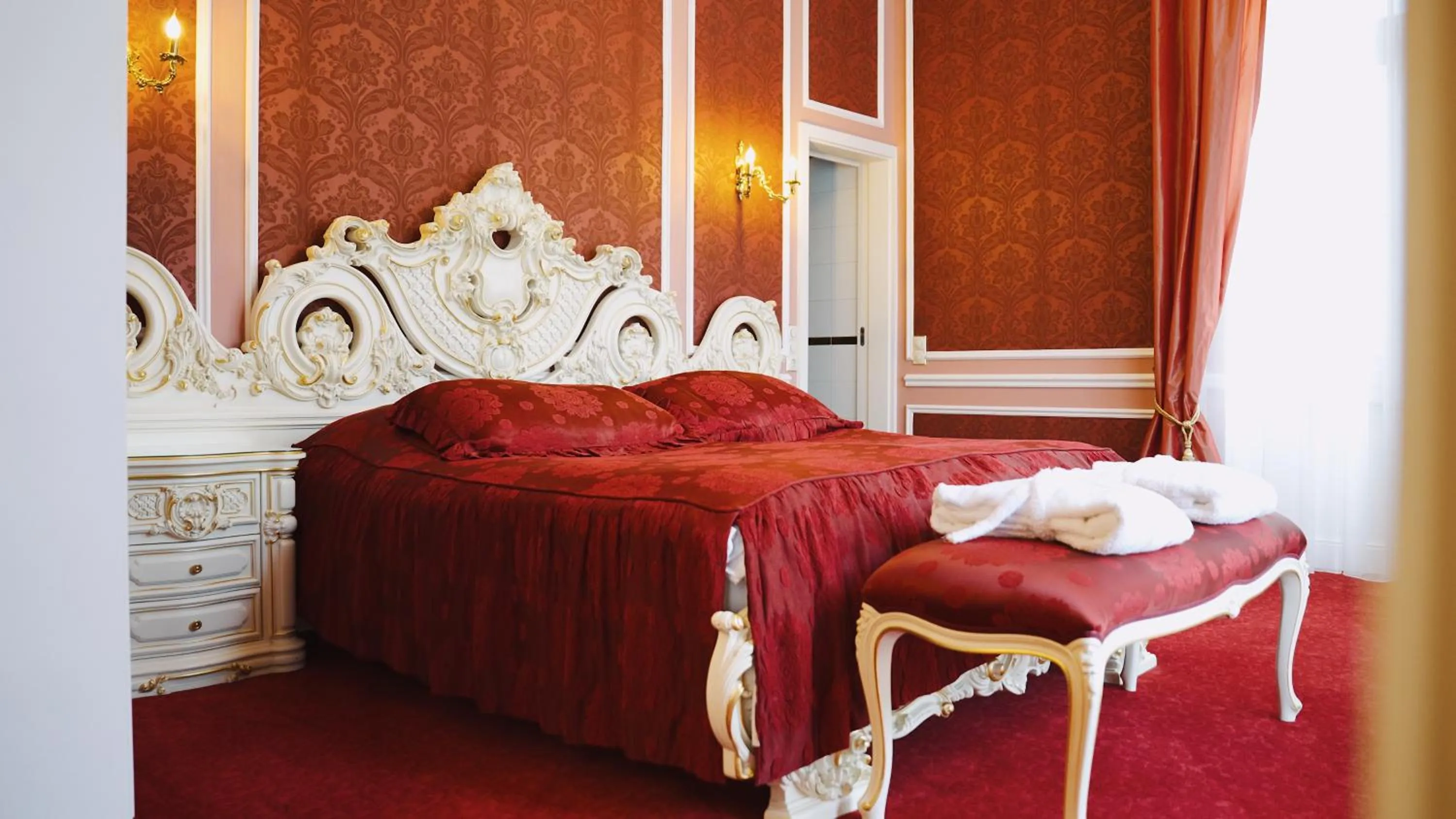 Bed in Hotel Monet - Das Kunsthotel an der Lahn