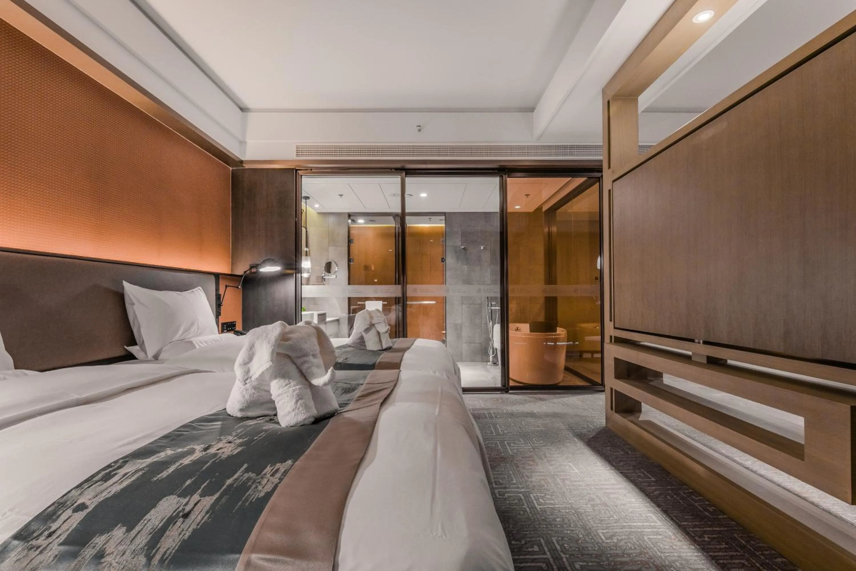 Living room, Bed in Qingdao Treasure Hotel