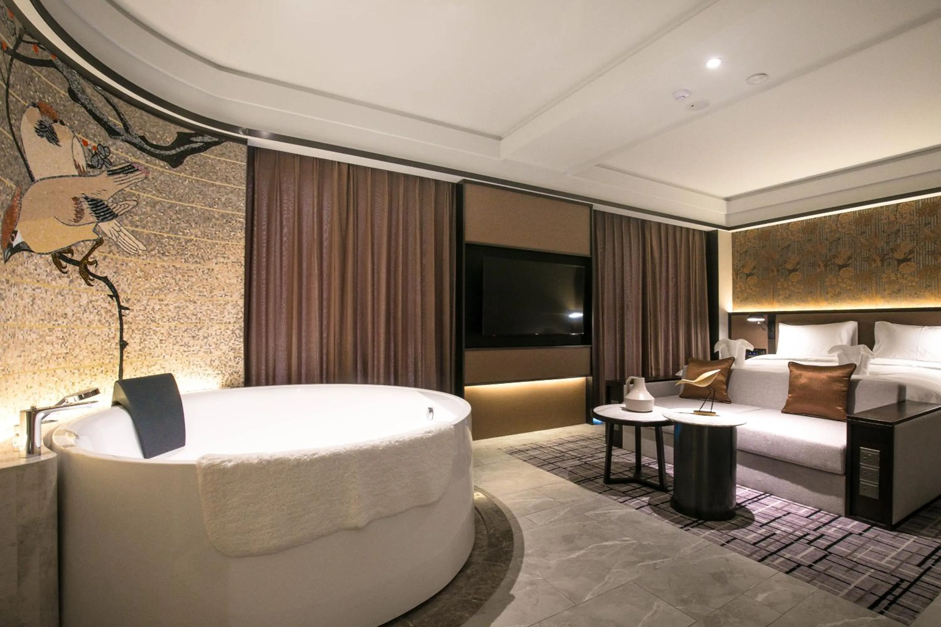 Communal lounge/ TV room, Bed in Qingdao Treasure Hotel