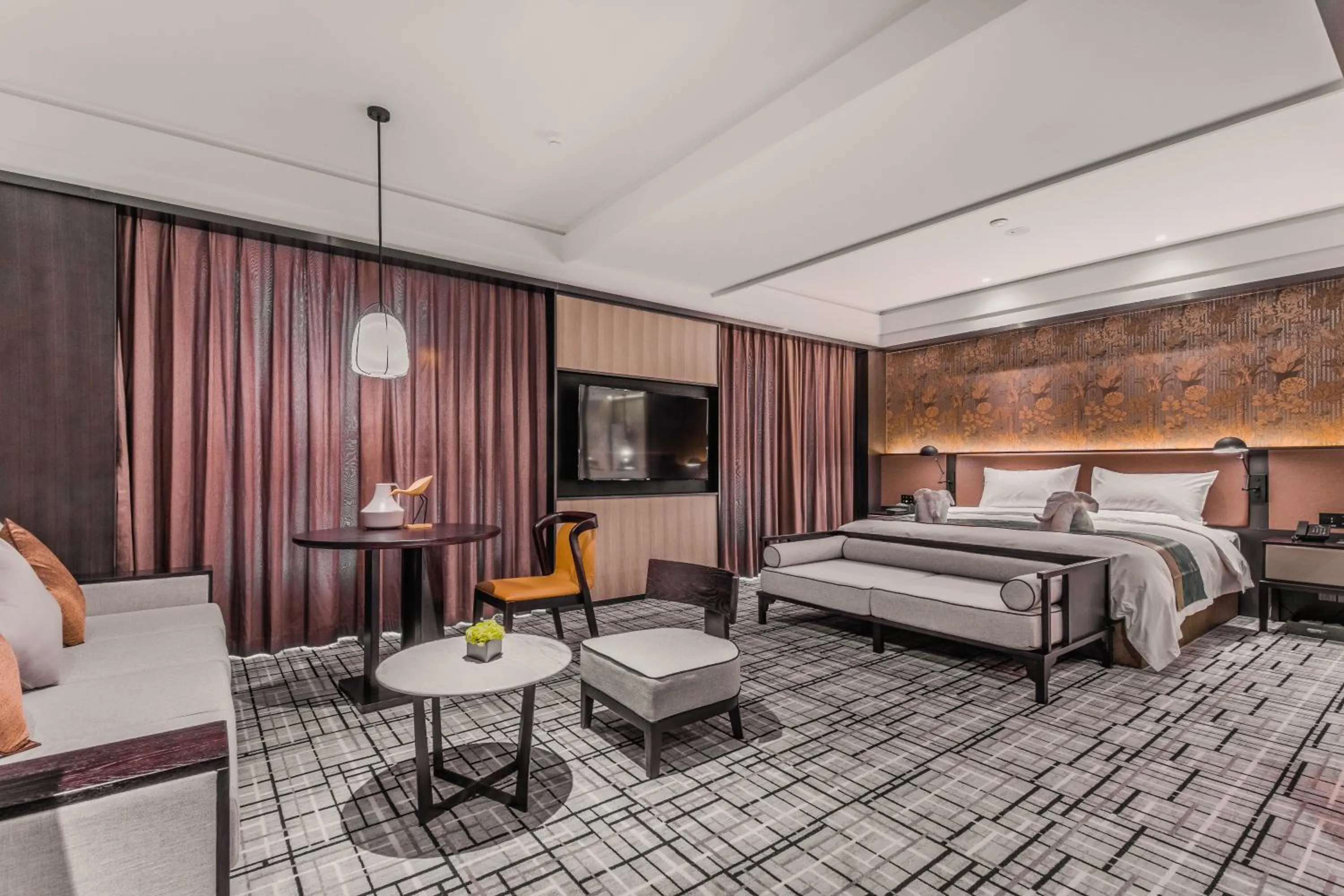 Communal lounge/ TV room, Bed in Qingdao Treasure Hotel