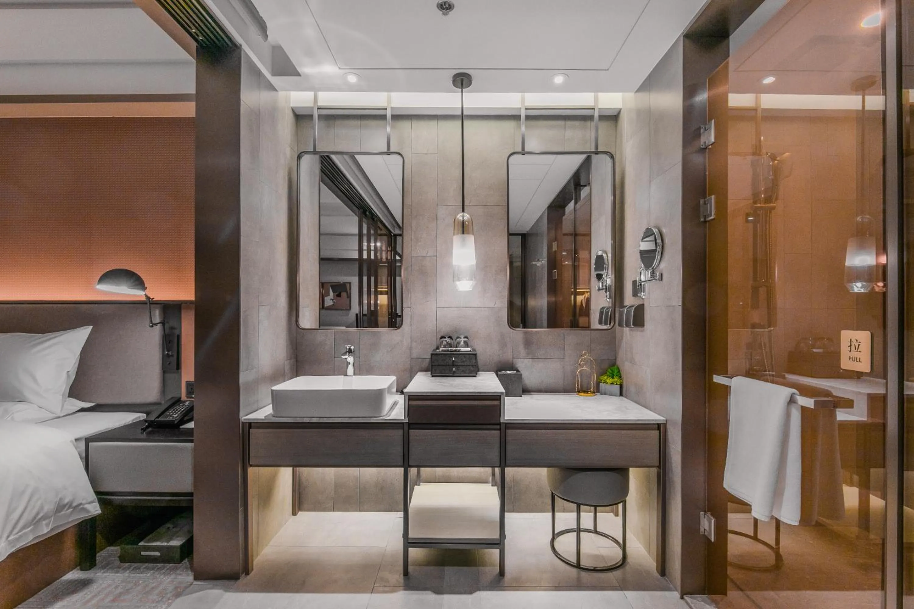 Bathroom, Bed in Qingdao Treasure Hotel