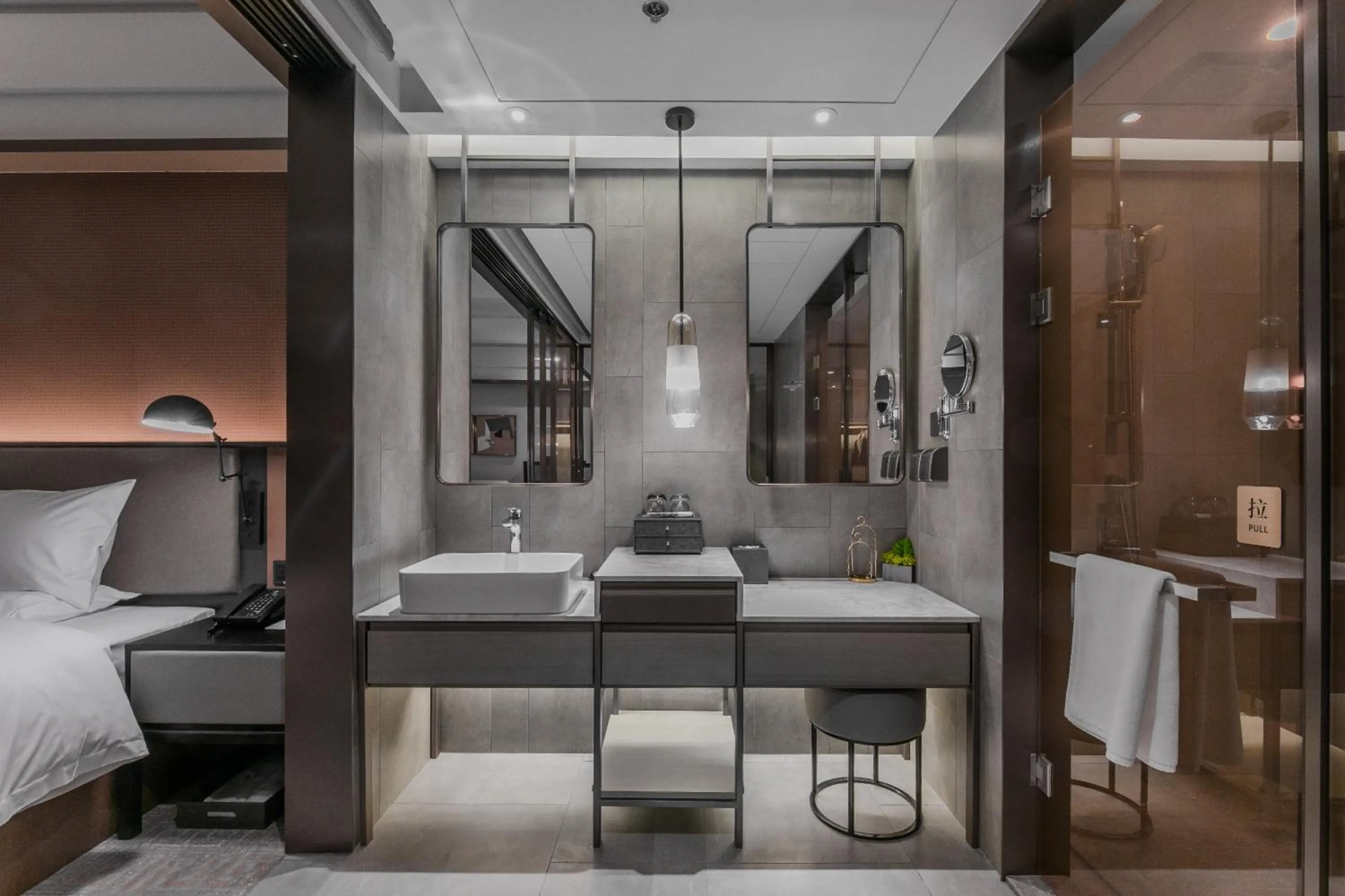 Bathroom, Bed in Qingdao Treasure Hotel