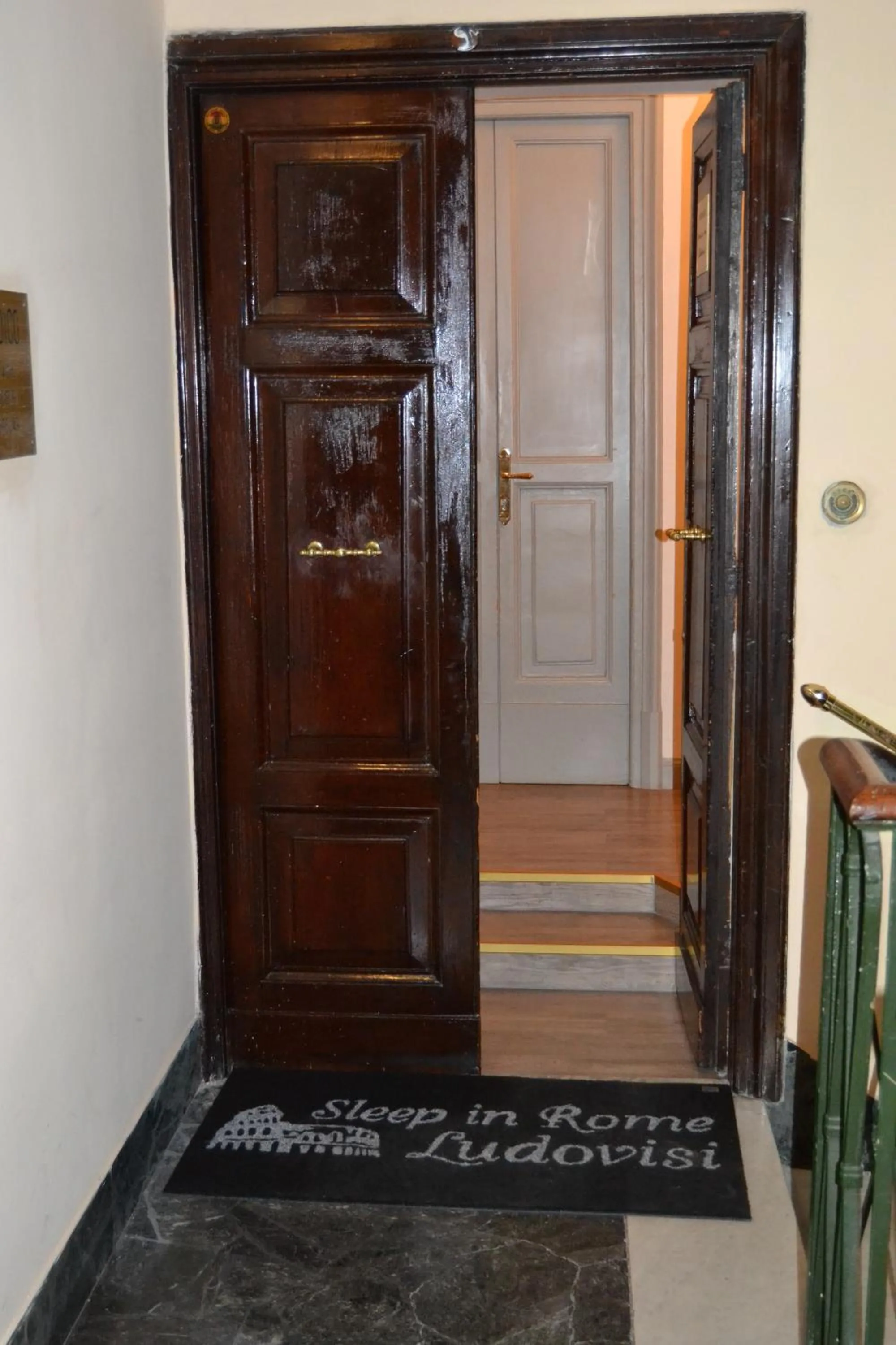 Facade/entrance in Sleep In Rome Ludovisi