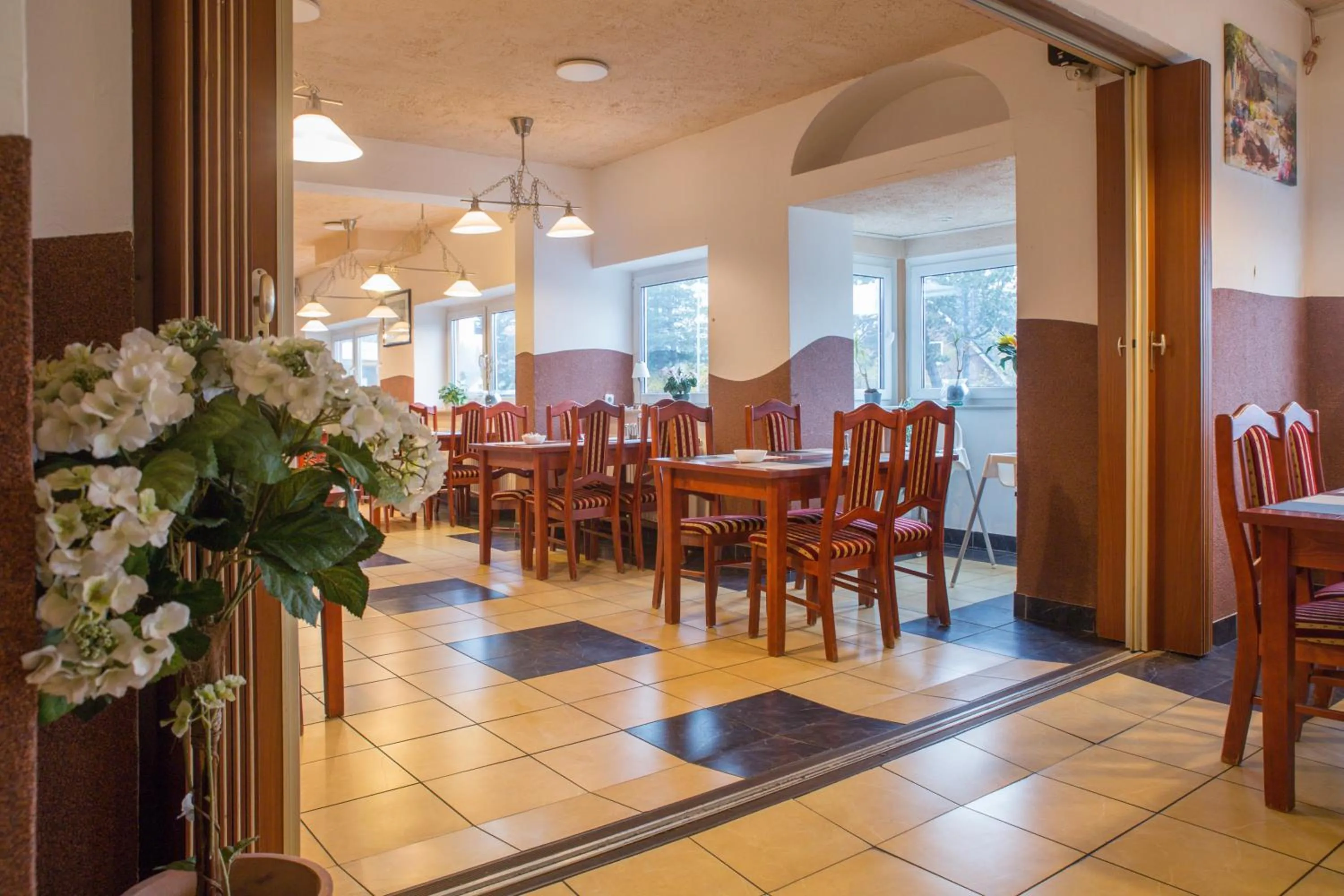 Restaurant/places to eat in Hotel Nordig free parking