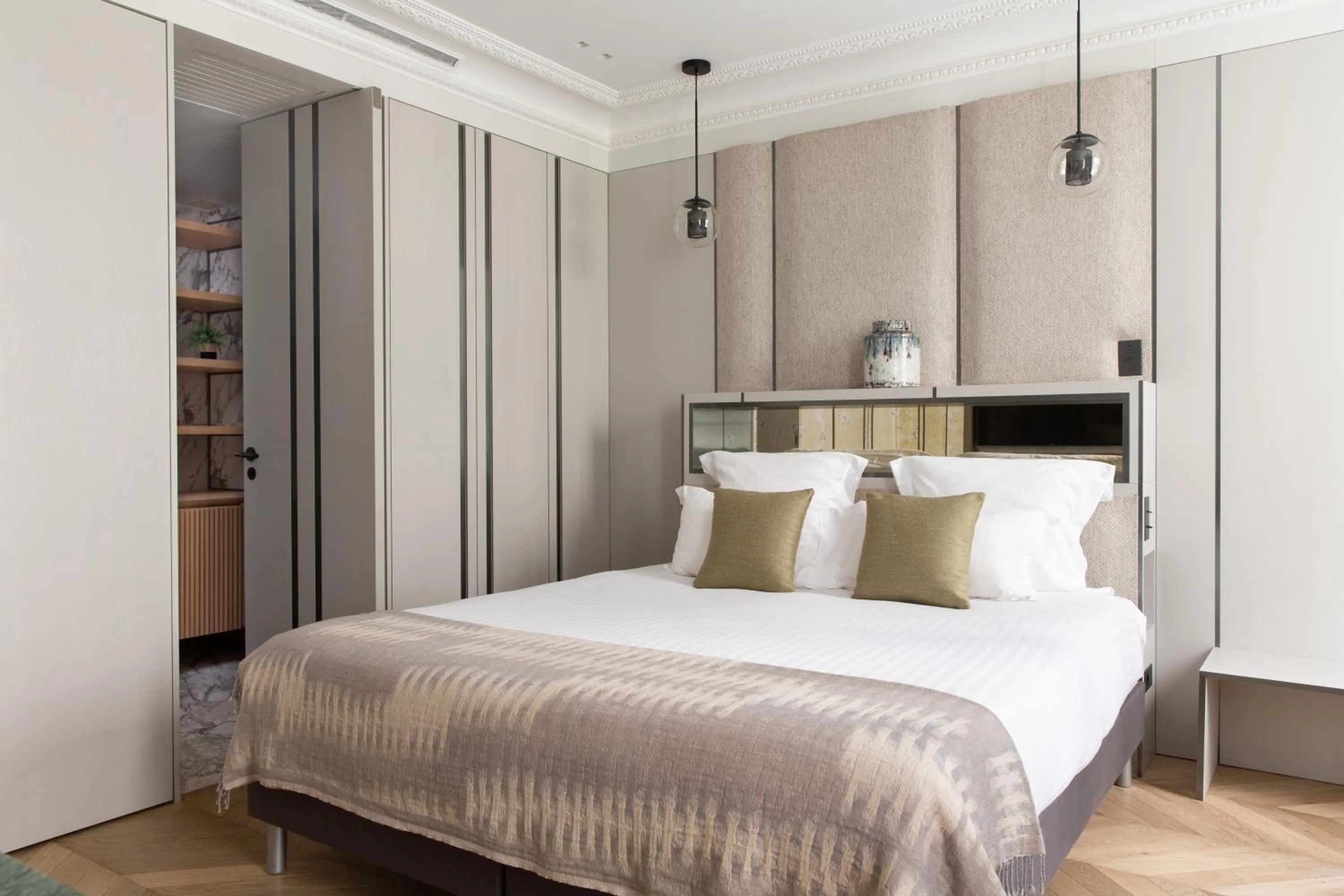 Bedroom, Bed in HIGHSTAY - Luxury Serviced Apartments - Tuileries Garden