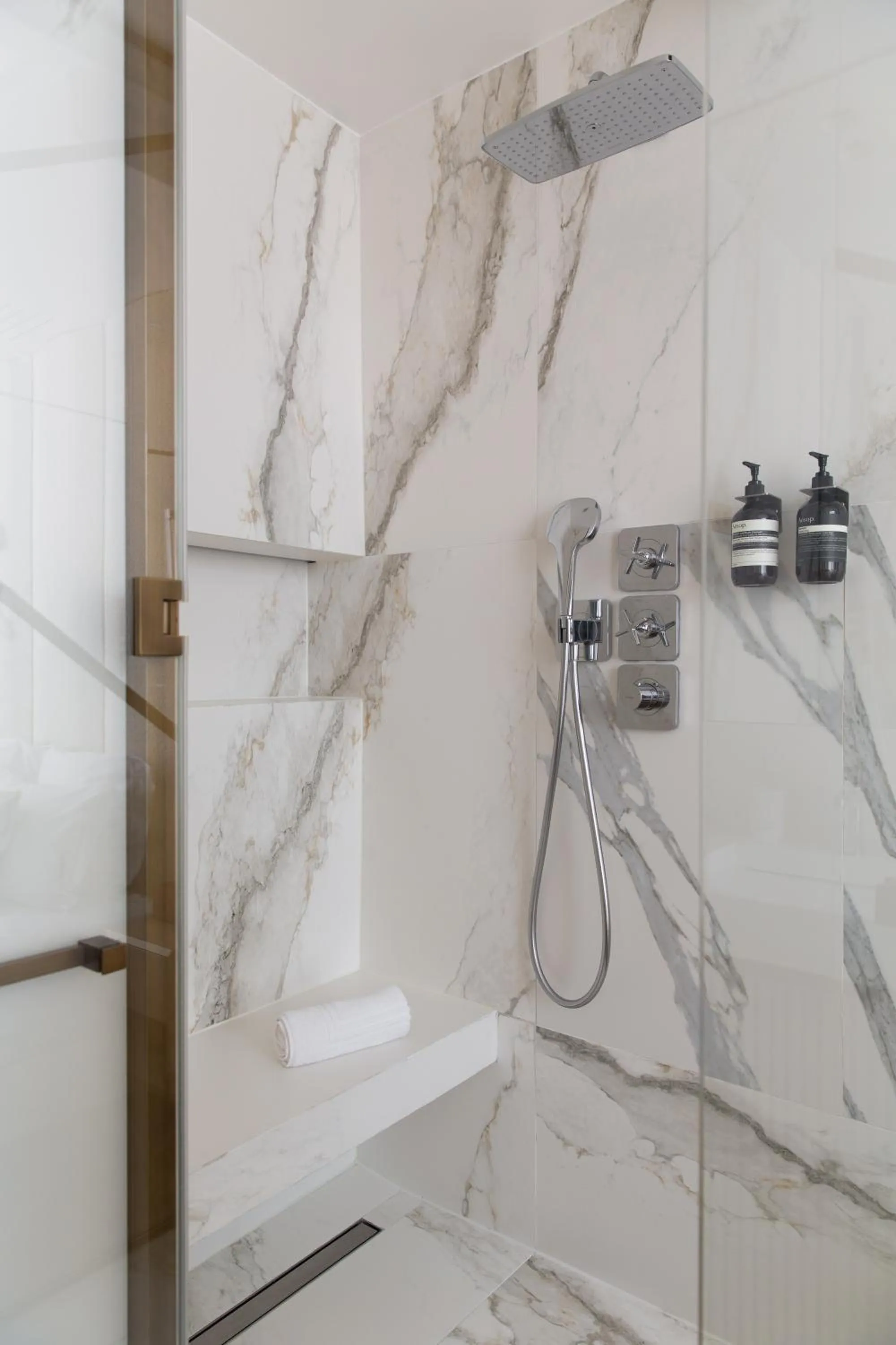 Shower in HIGHSTAY - Luxury Serviced Apartments - Tuileries Garden