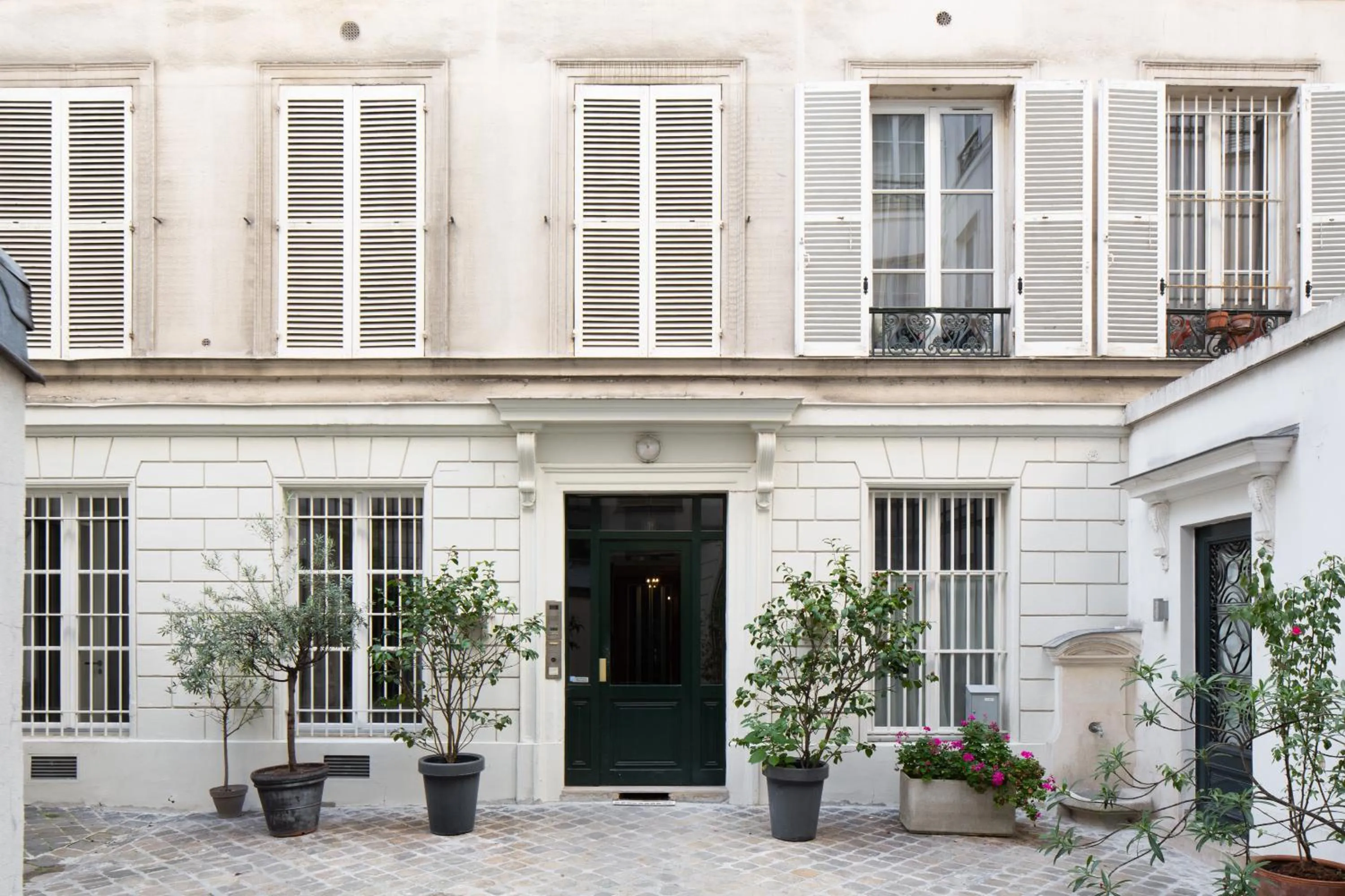 Facade/entrance in HIGHSTAY - Luxury Serviced Apartments - Tuileries Garden