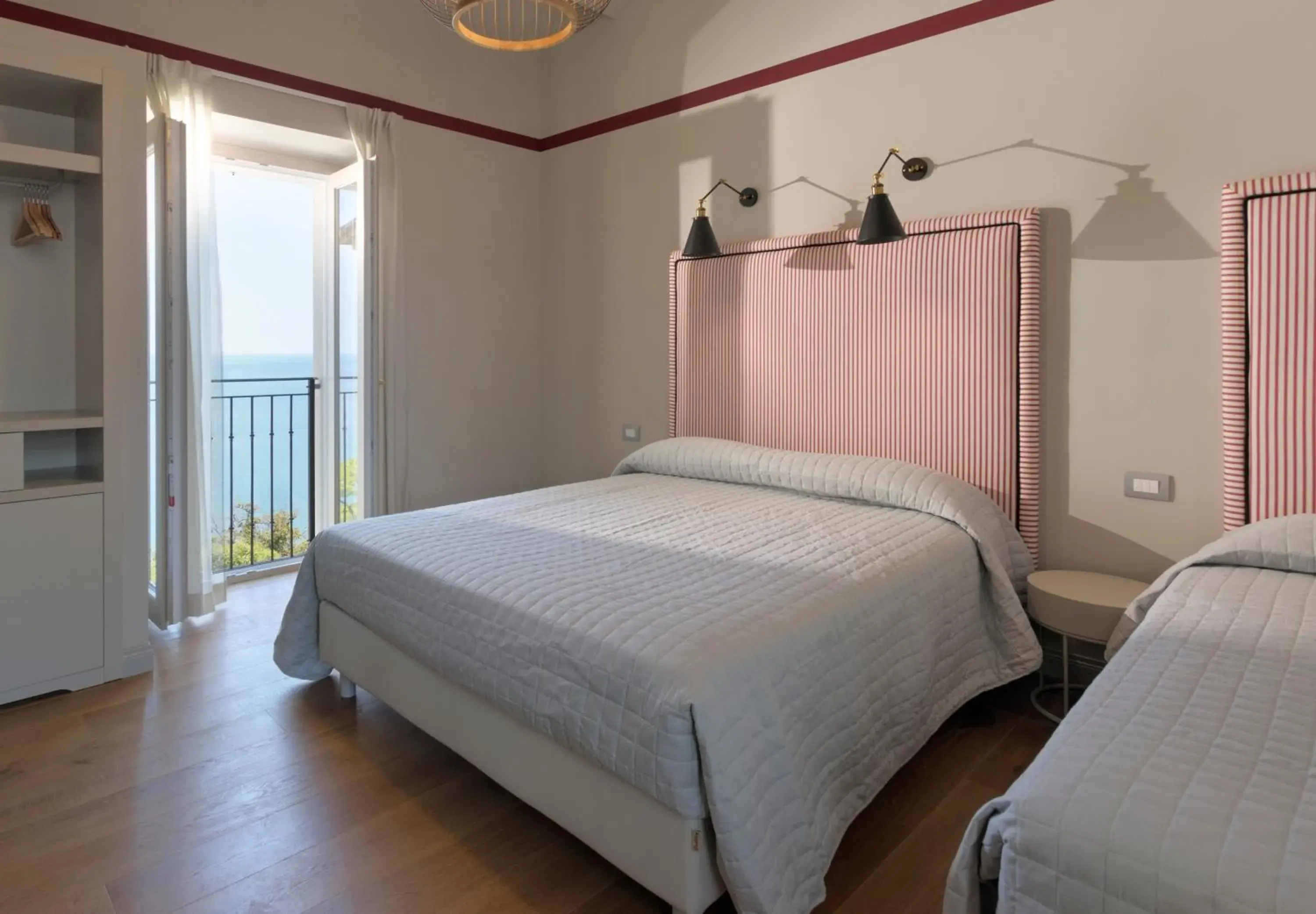 Superior Triple Room with Sea View in Diecidodici BoutiqueRooms Superior Triple Room with Sea View in Diecidodici BoutiqueRooms