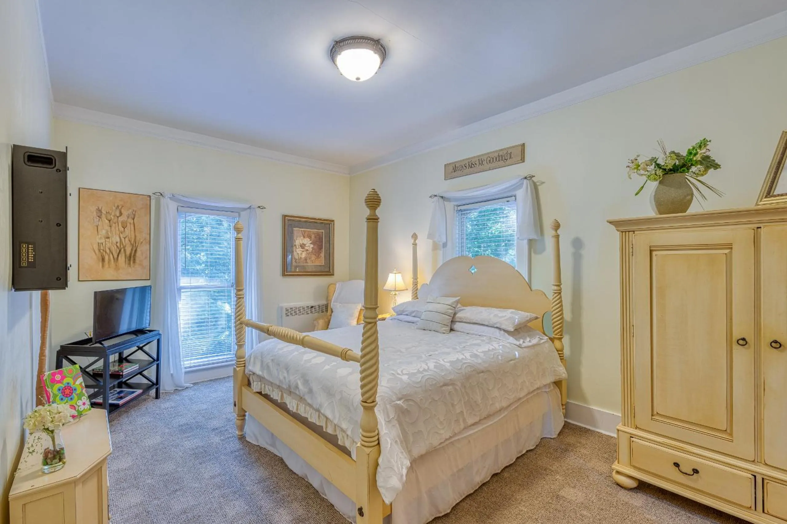 Bedroom, Bed in Monroe Manor Inn