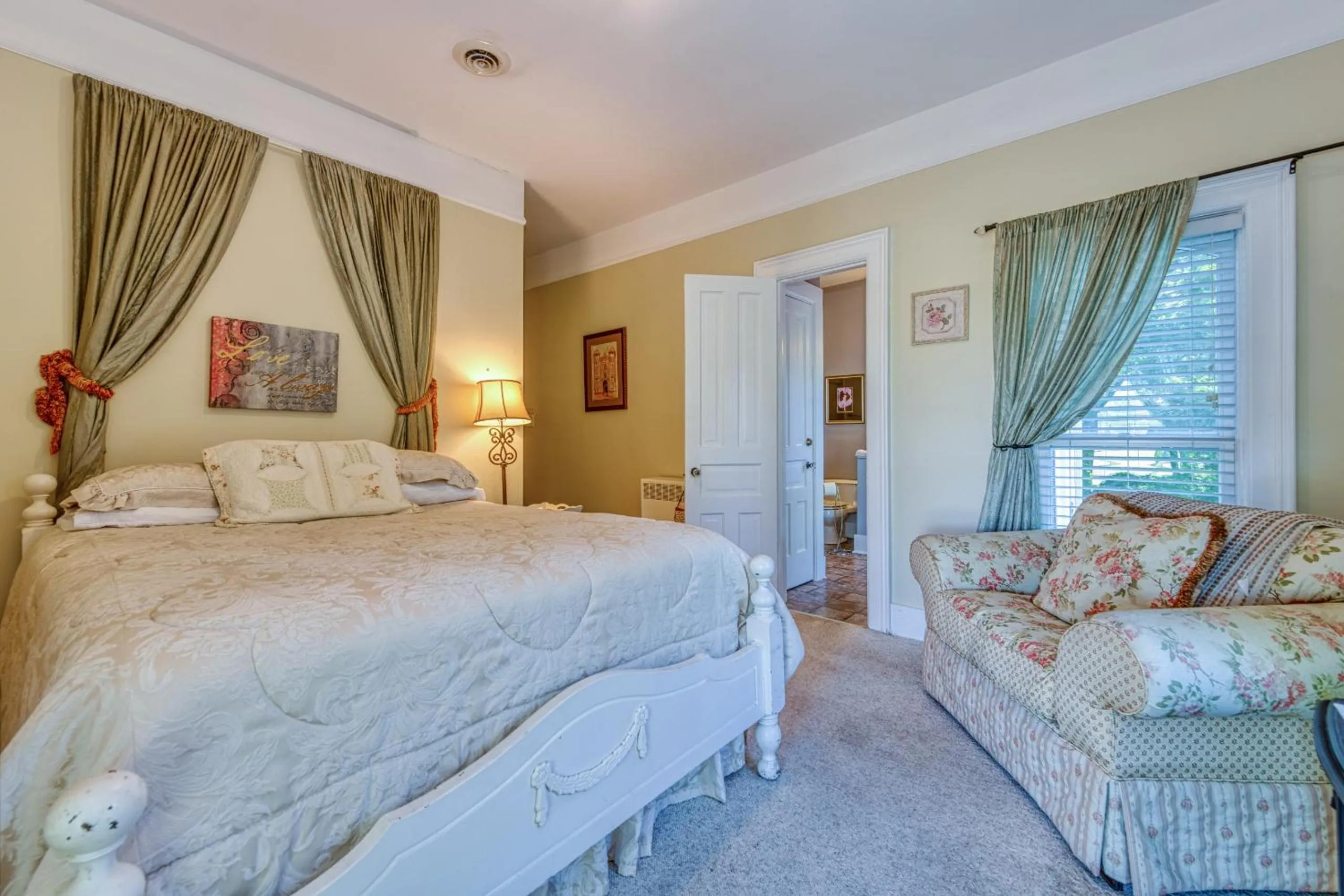 Bedroom, Bed in Monroe Manor Inn