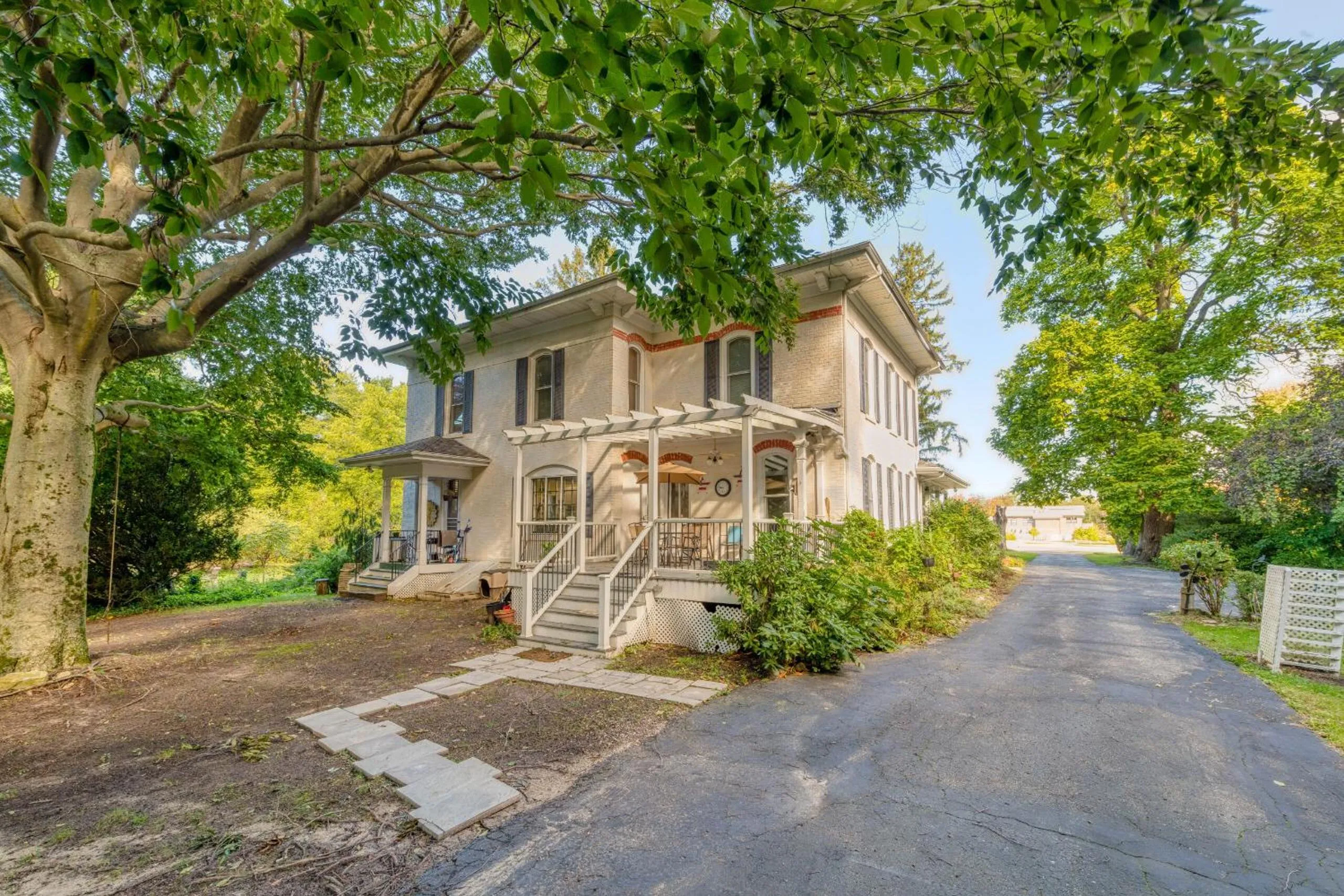 Garden in Monroe Manor Inn