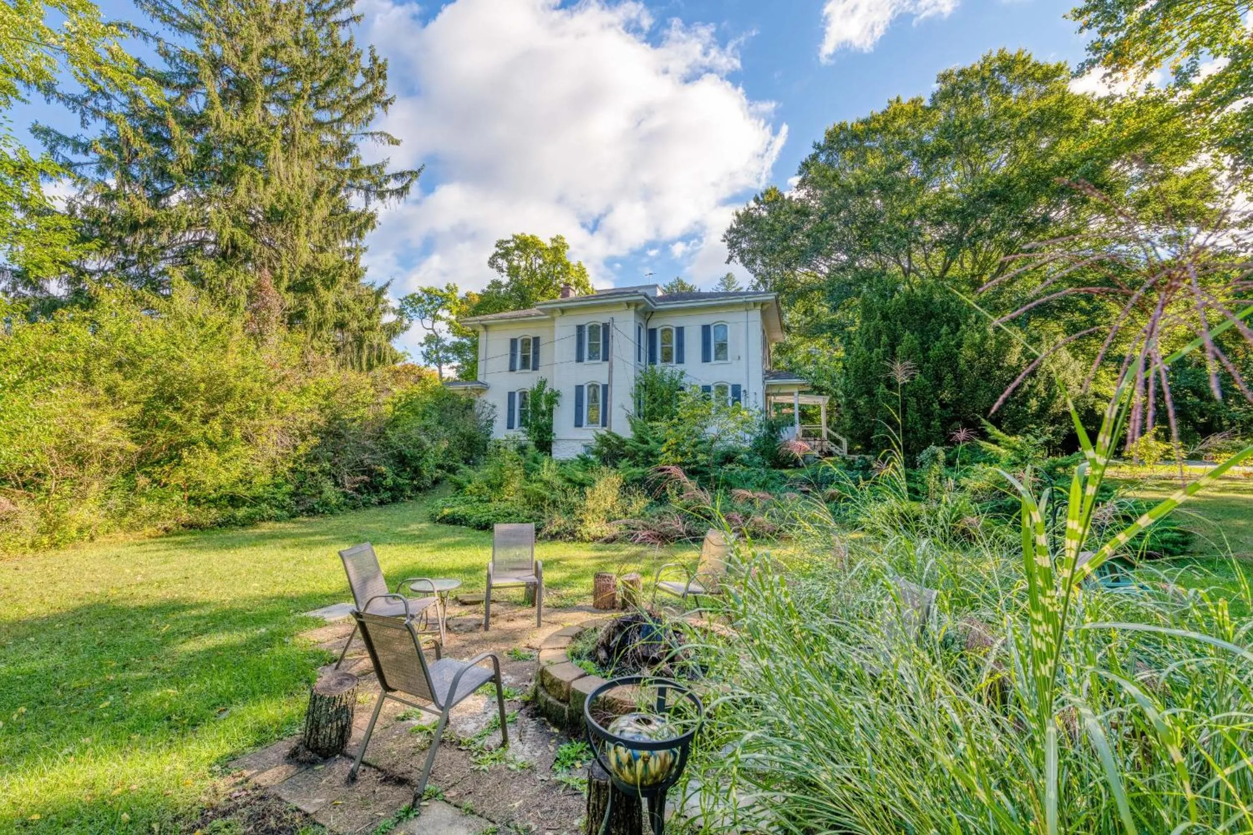 Property building in Monroe Manor Inn