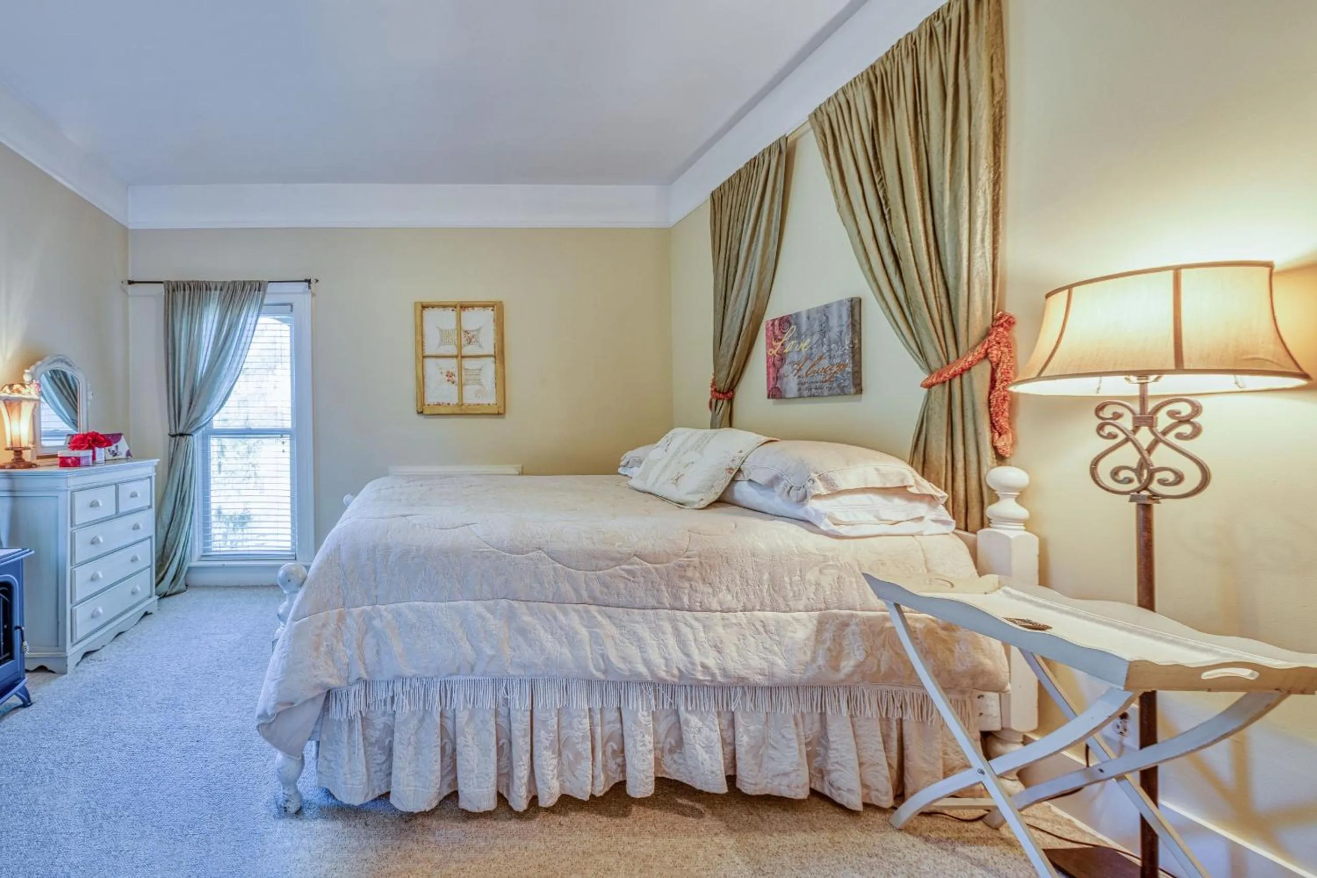 Bedroom, Bed in Monroe Manor Inn