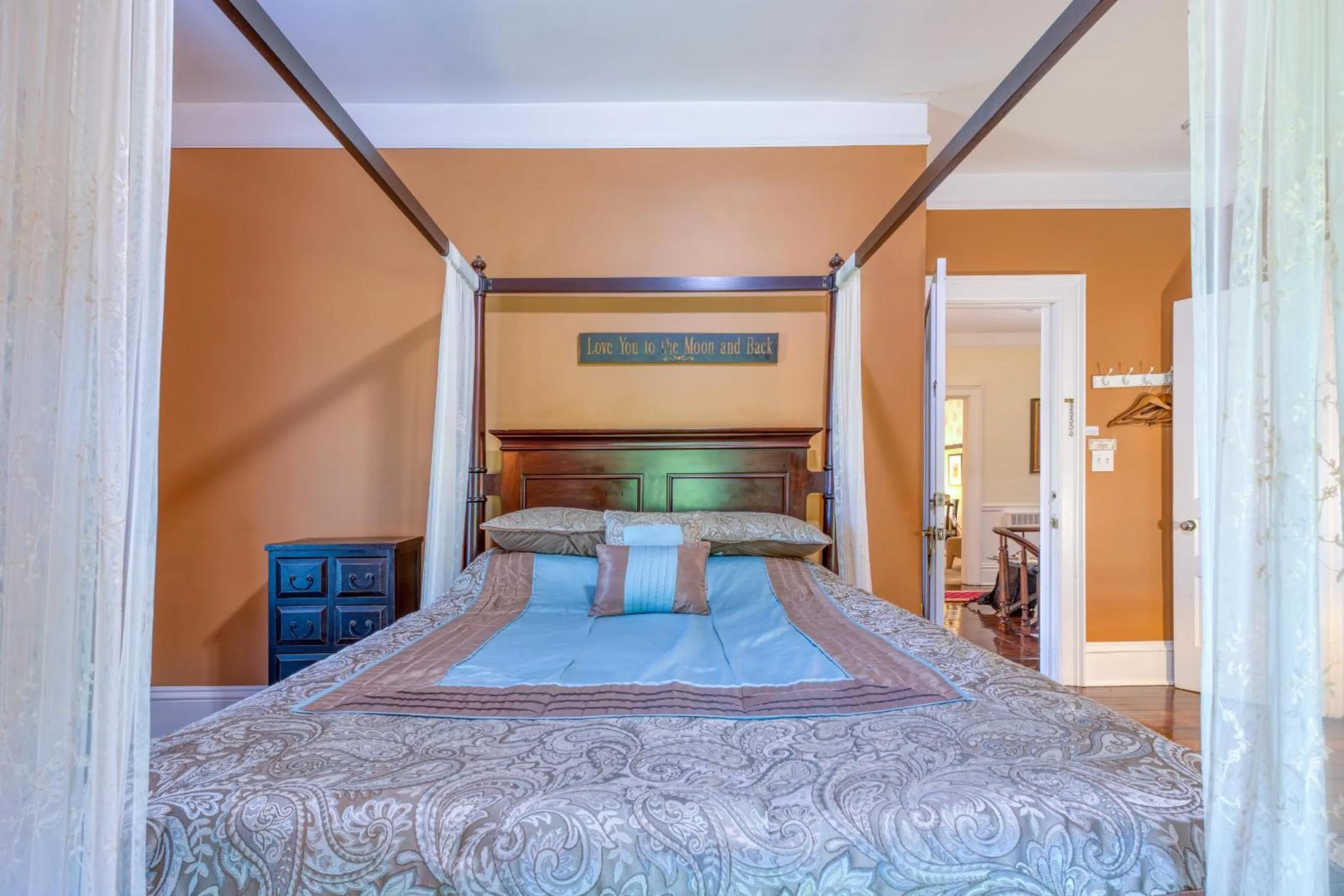 Bedroom, Bed in Monroe Manor Inn