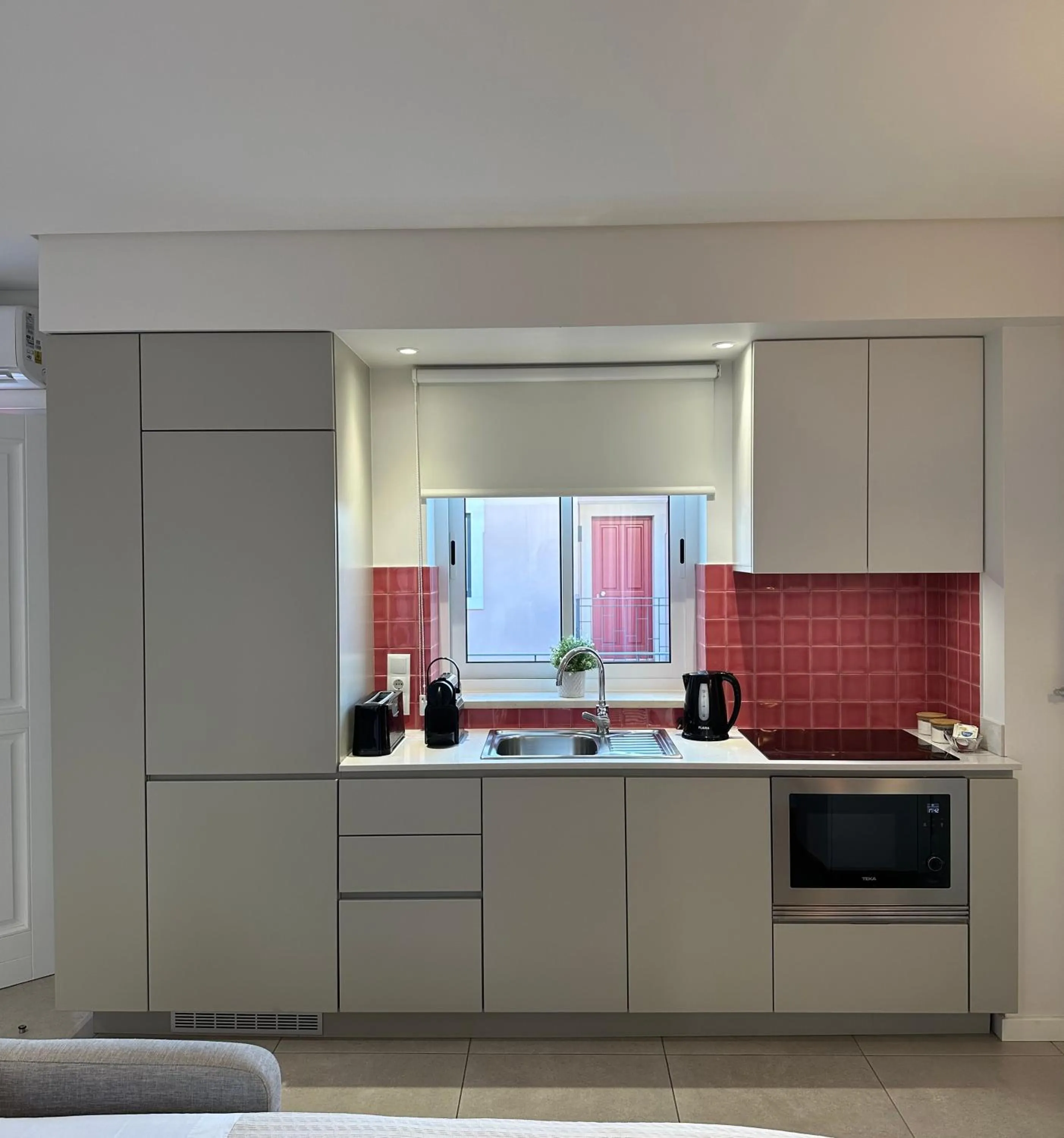 Kitchen or kitchenette in Cardeal Suites & Apartments
