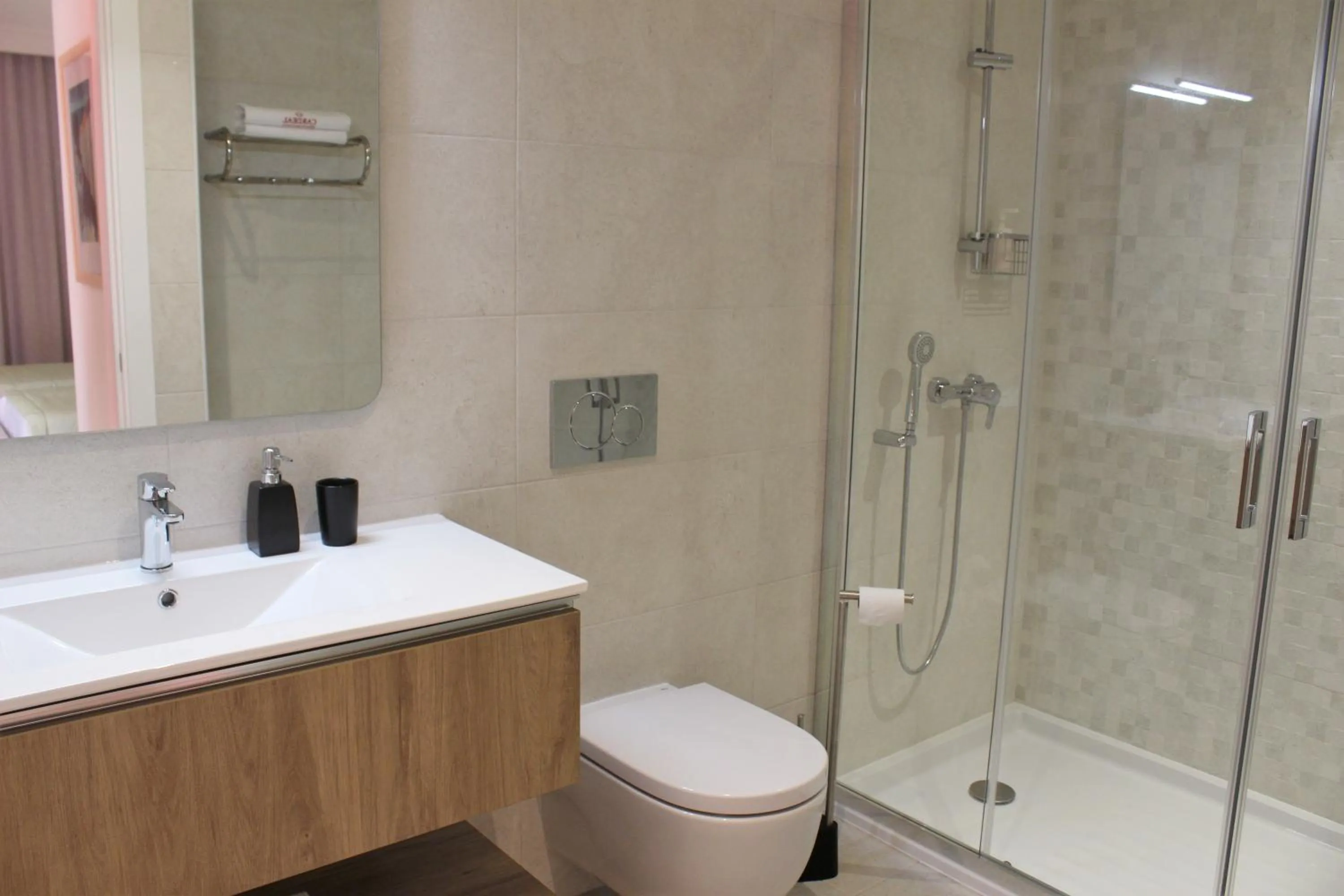 Shower in Cardeal Suites & Apartments