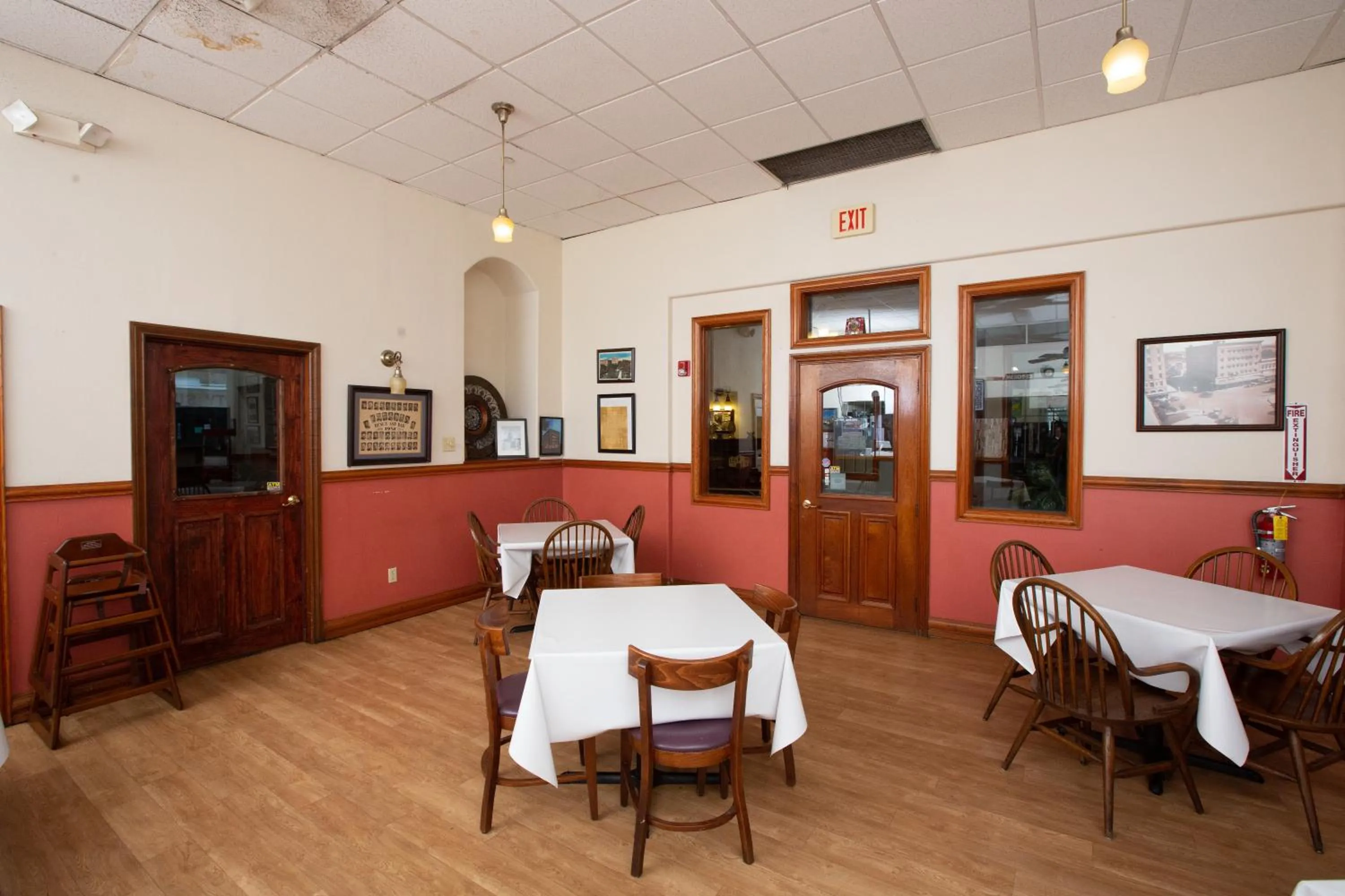 Restaurant/places to eat in The Rialto Hotel