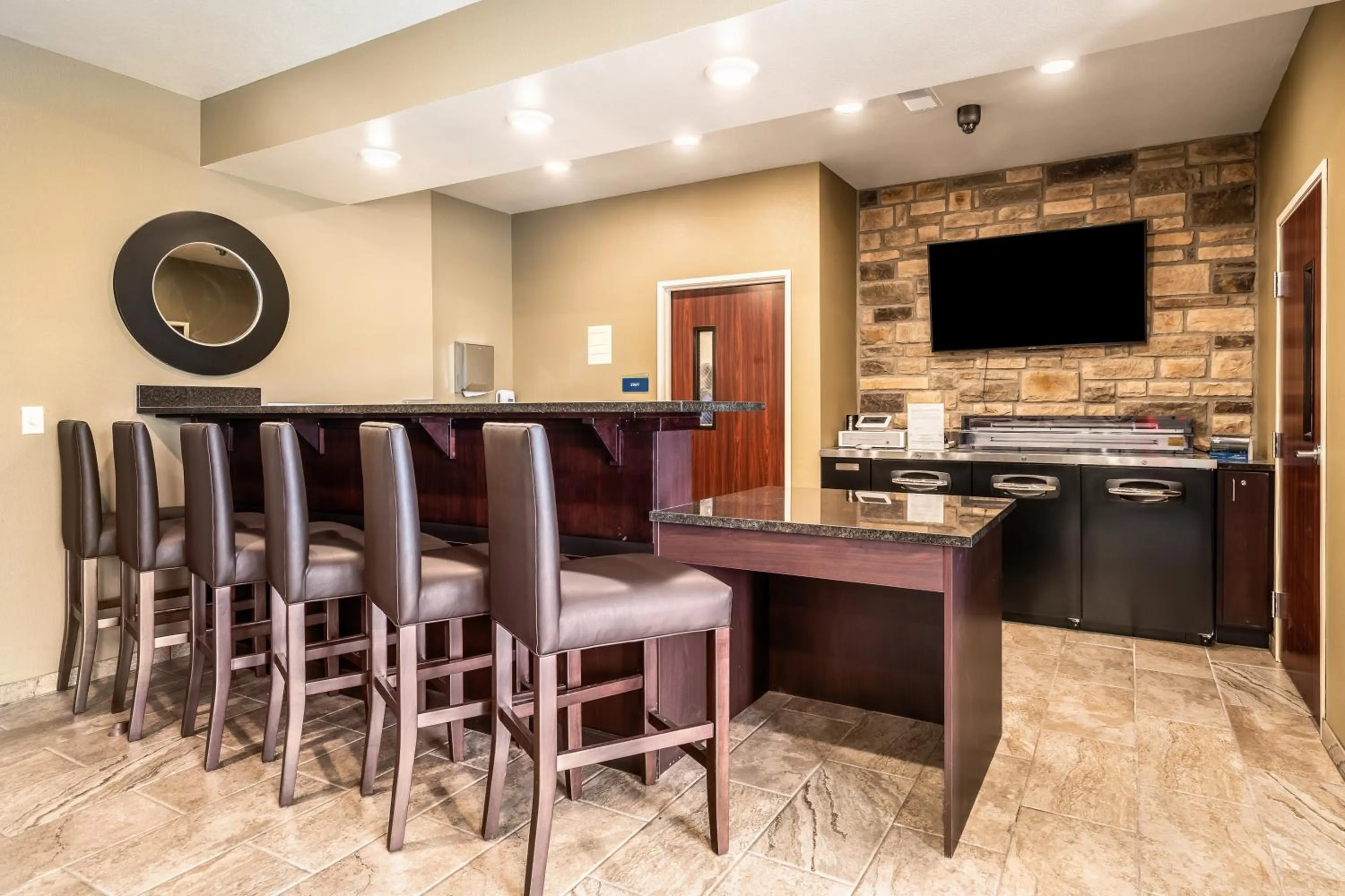 Lounge or bar in Cobblestone Hotel & Suites - Morgan