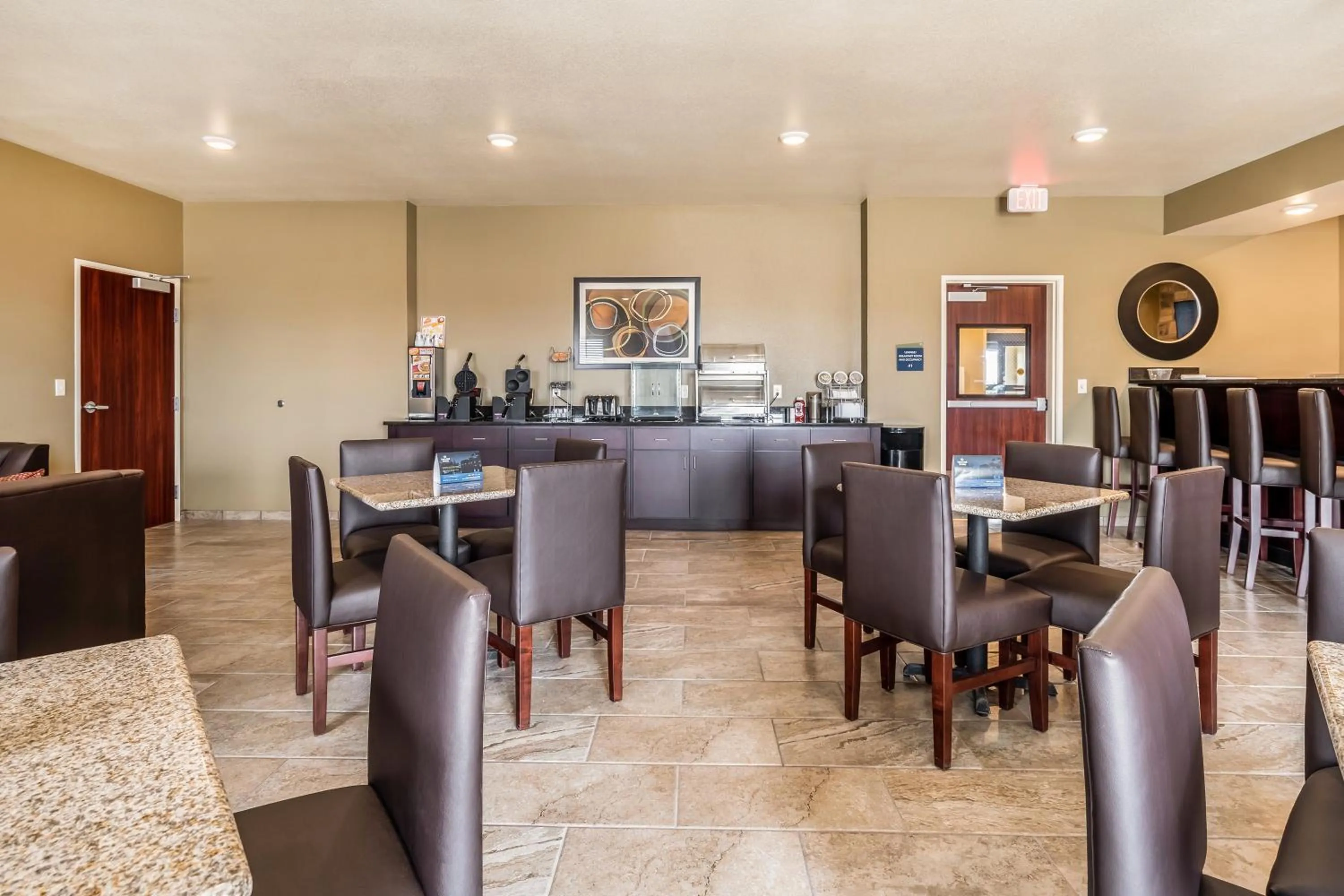 Lounge or bar in Cobblestone Hotel & Suites - Morgan