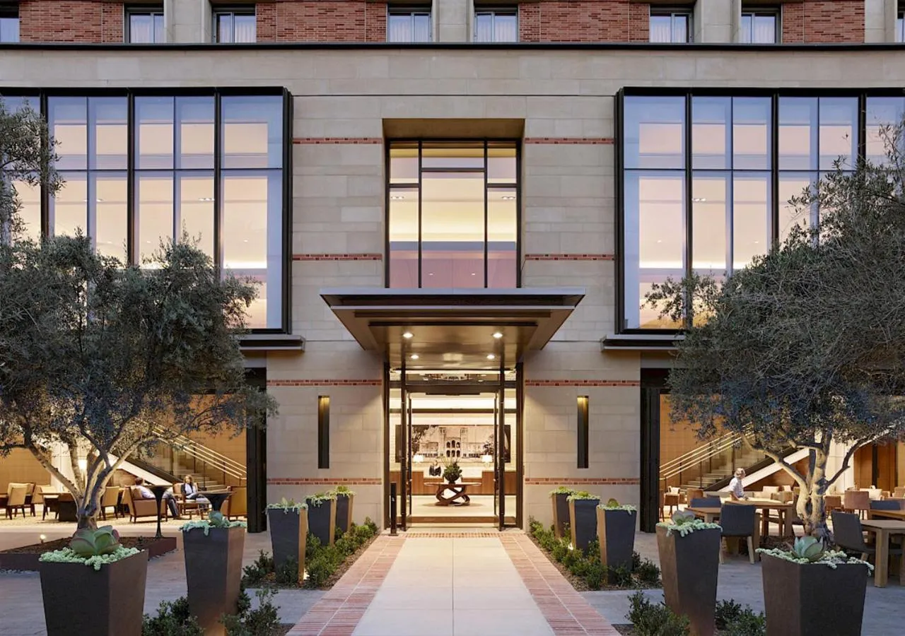 Facade/entrance in Luskin Hotel