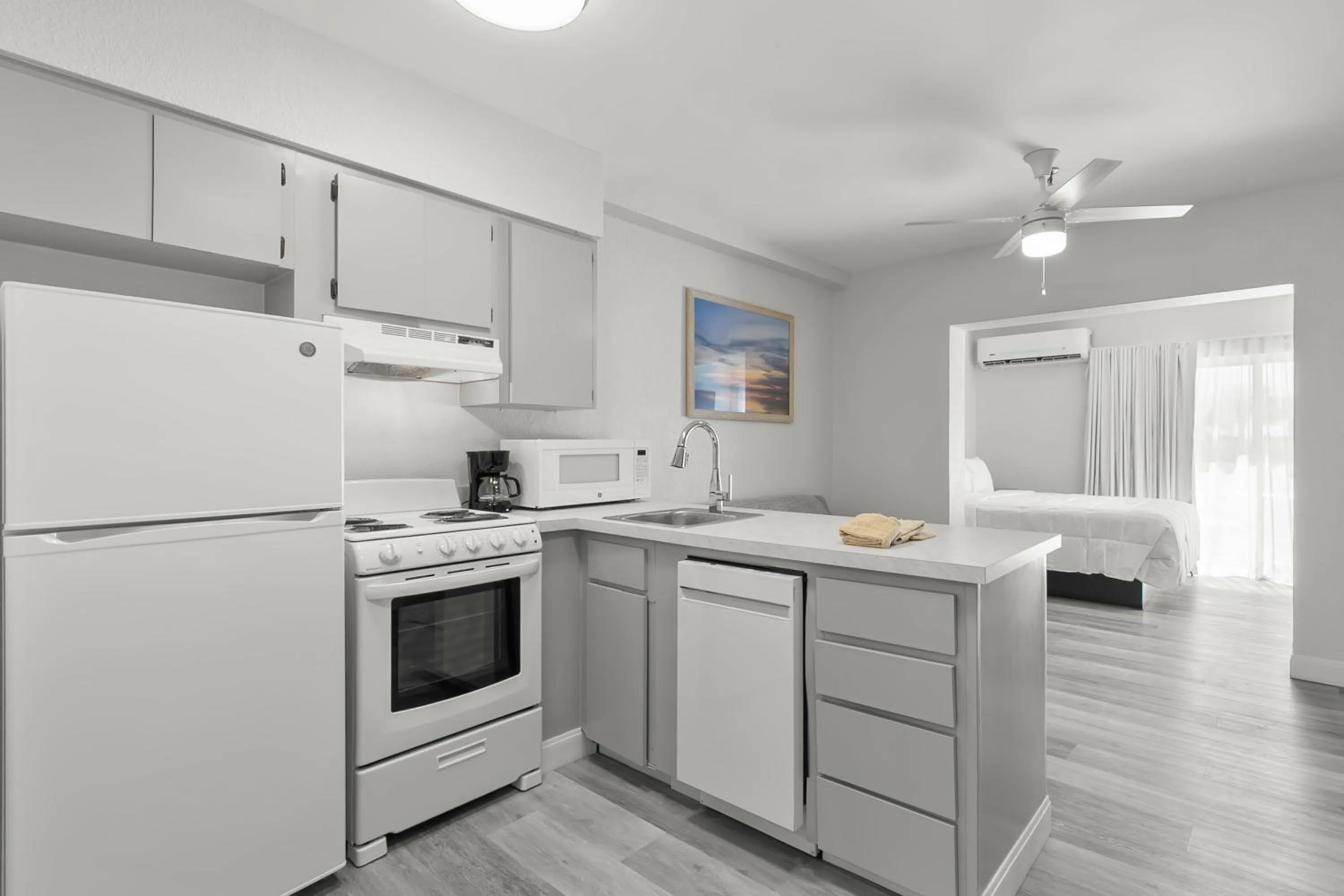 Kitchen or kitchenette in Grand Shores West