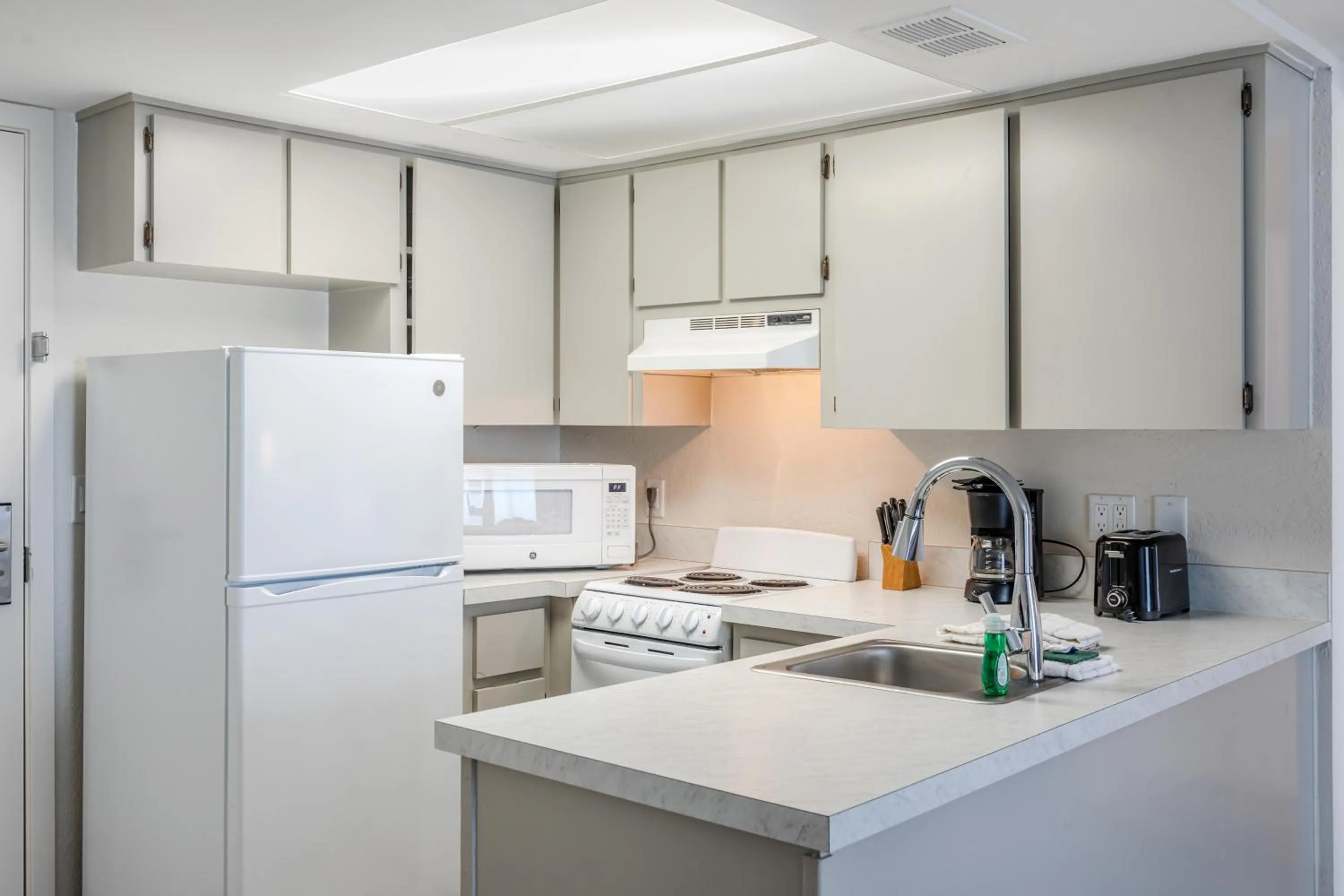 Kitchen or kitchenette in Grand Shores West