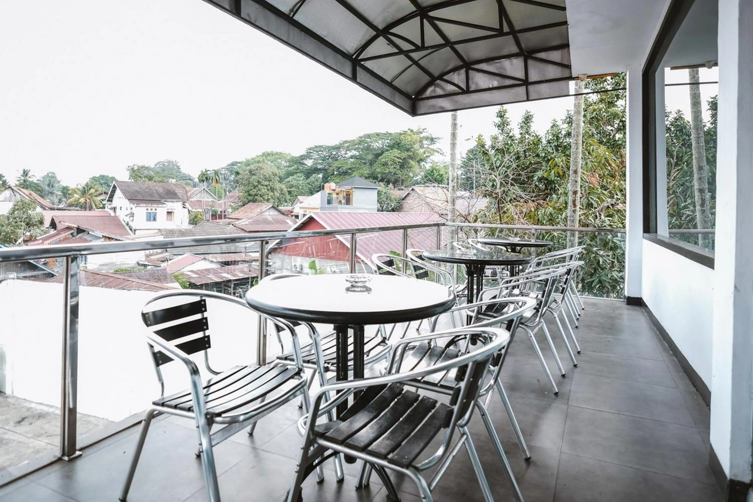 Seating area in RedDoorz Premium at Hotel T-ONE Jambi