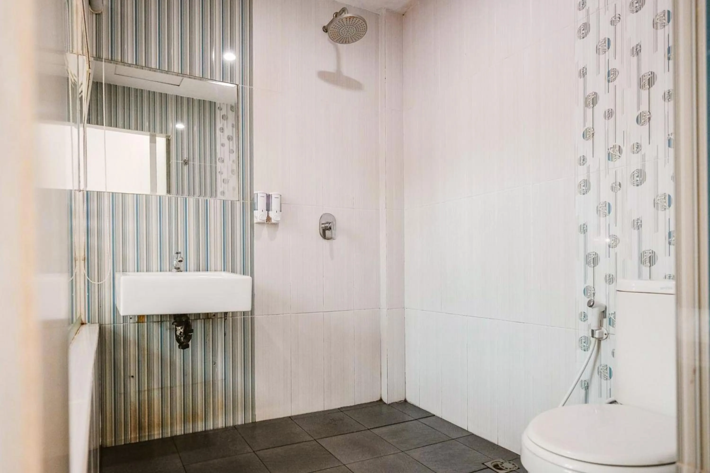 Bathroom in RedDoorz Premium at Hotel T-ONE Jambi