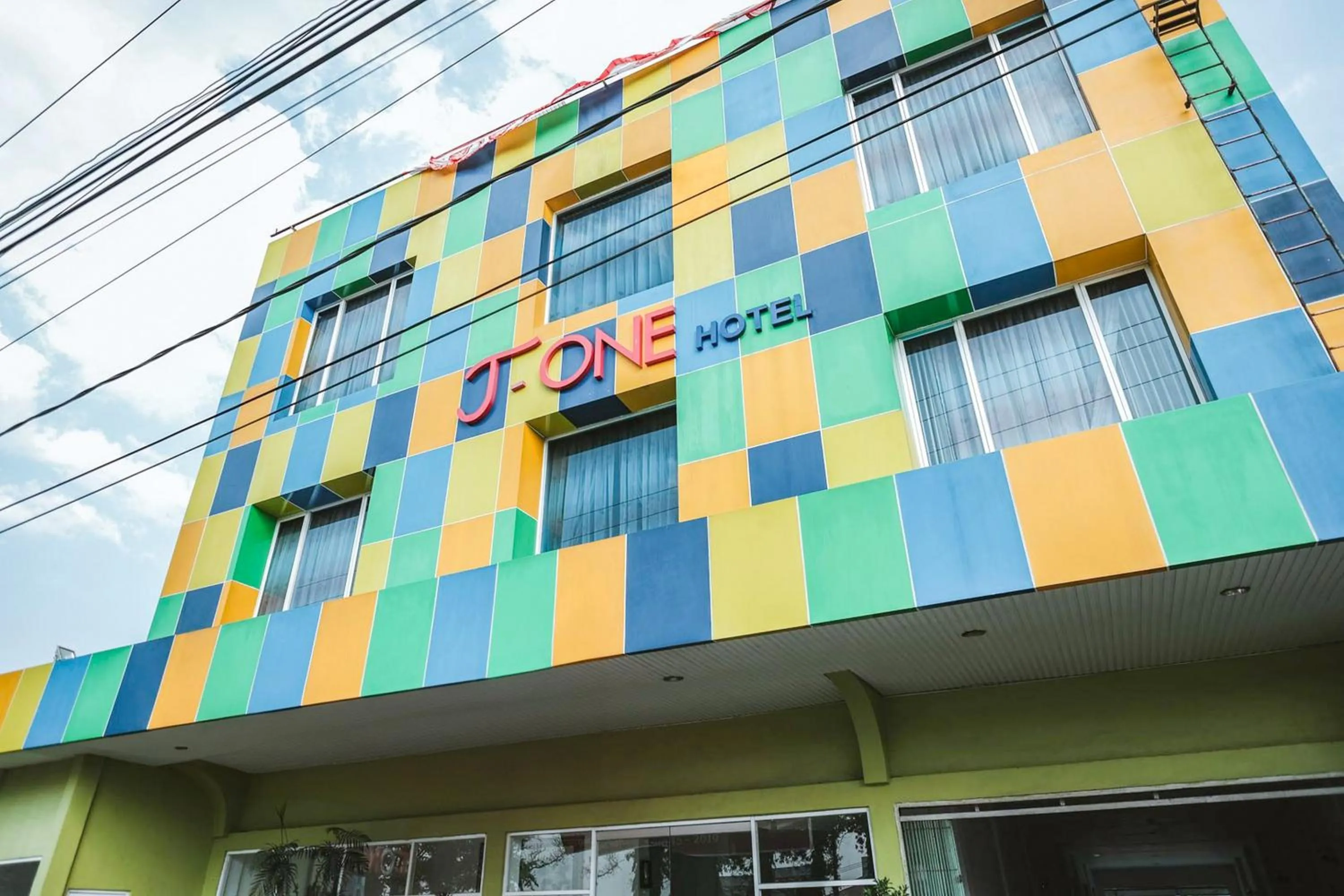 Facade/entrance in RedDoorz Premium at Hotel T-ONE Jambi