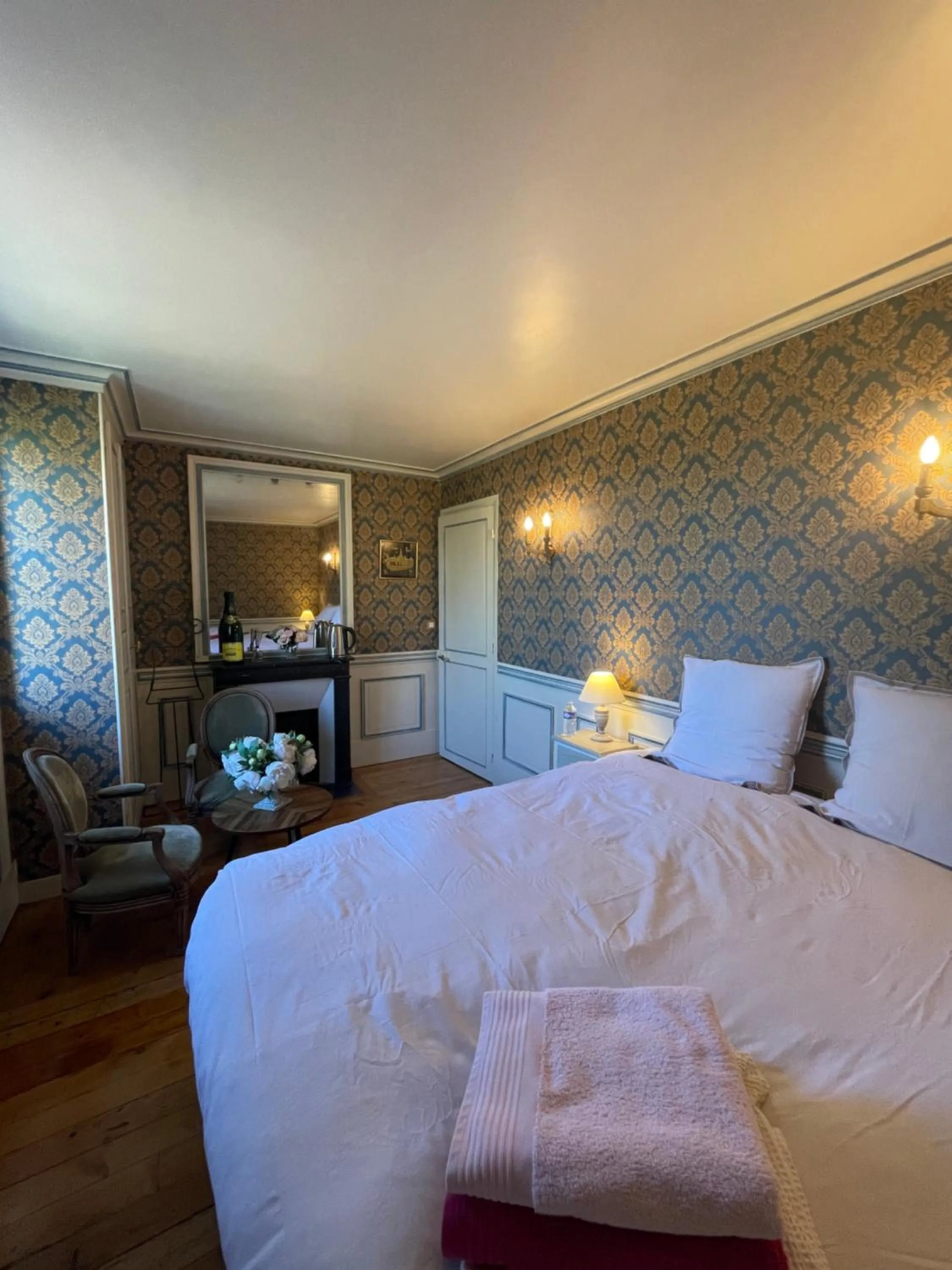 Photo of the whole room, Bed in Château du Boulay Morin