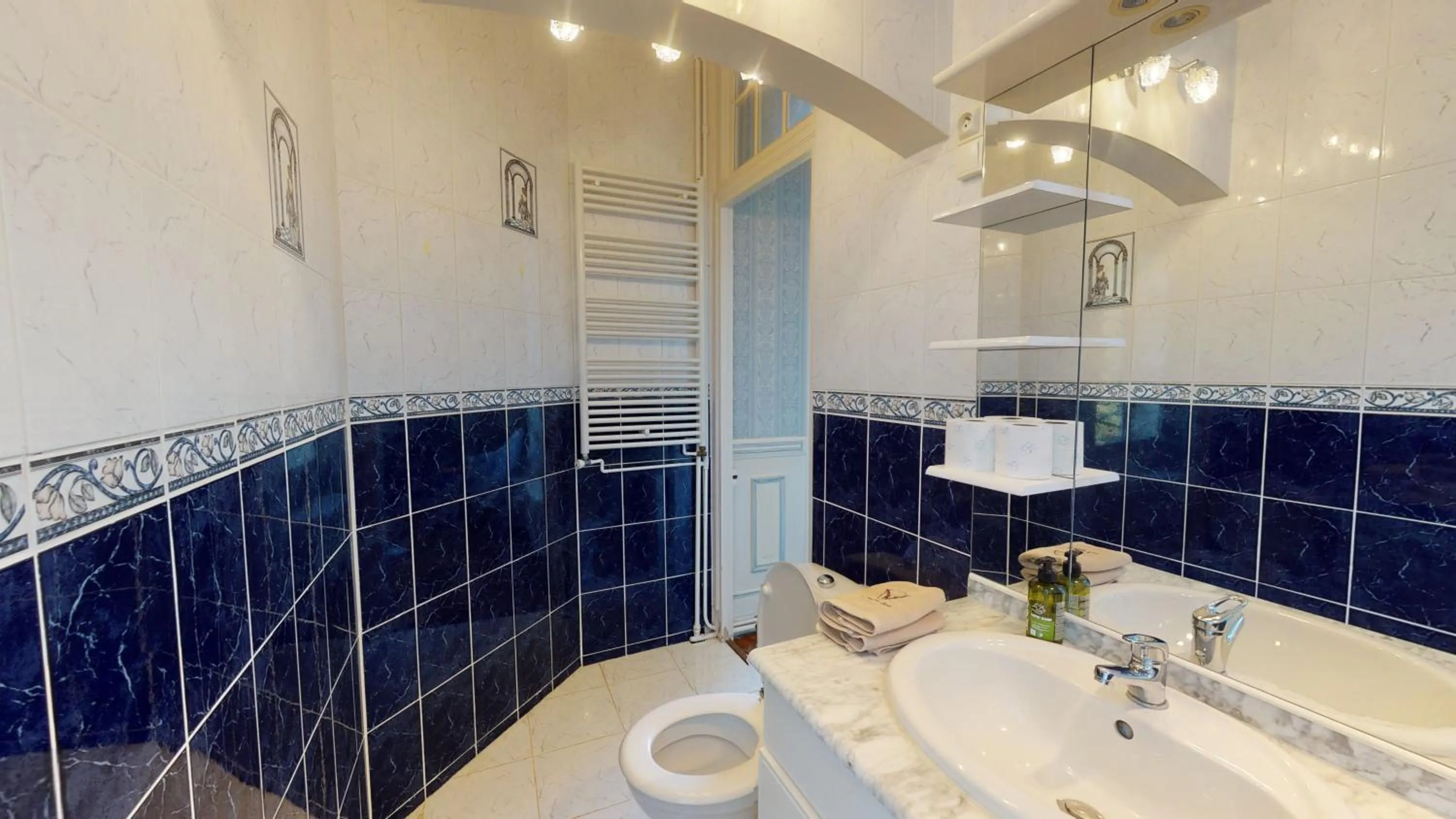 Shower in Château du Boulay Morin