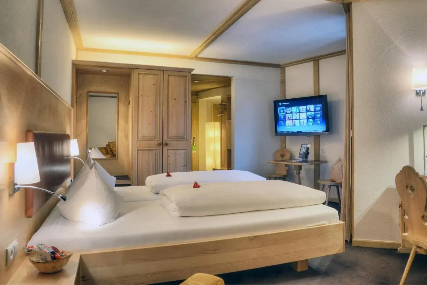 Deluxe Double Room with Bath in Hotel Grüner Baum Deluxe Double Room with Bath in Hotel Grüner Baum