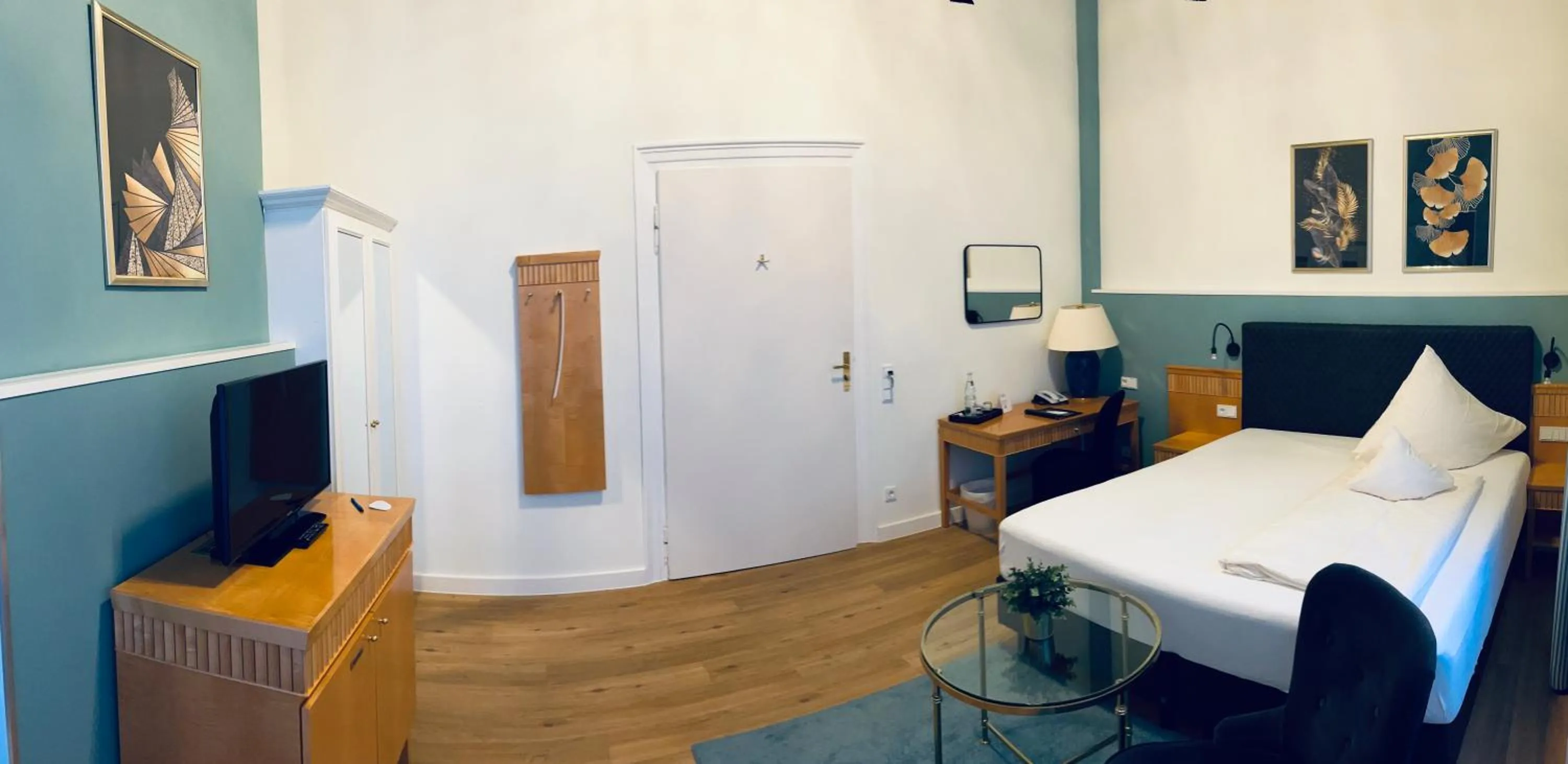 Bedroom, Bed in Villa Thea Hotel am Rosengarten