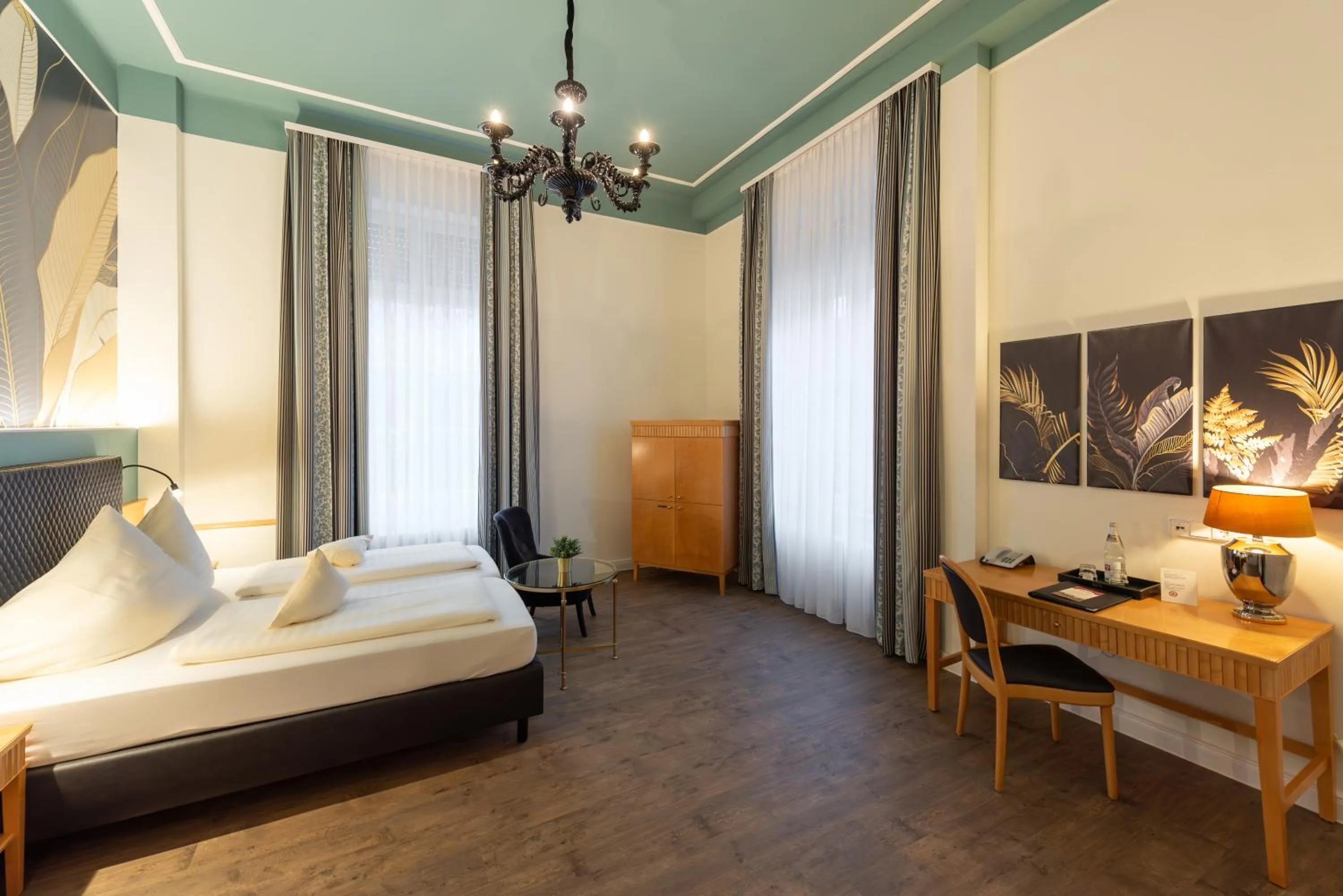 Living room, Bed in Villa Thea Hotel am Rosengarten