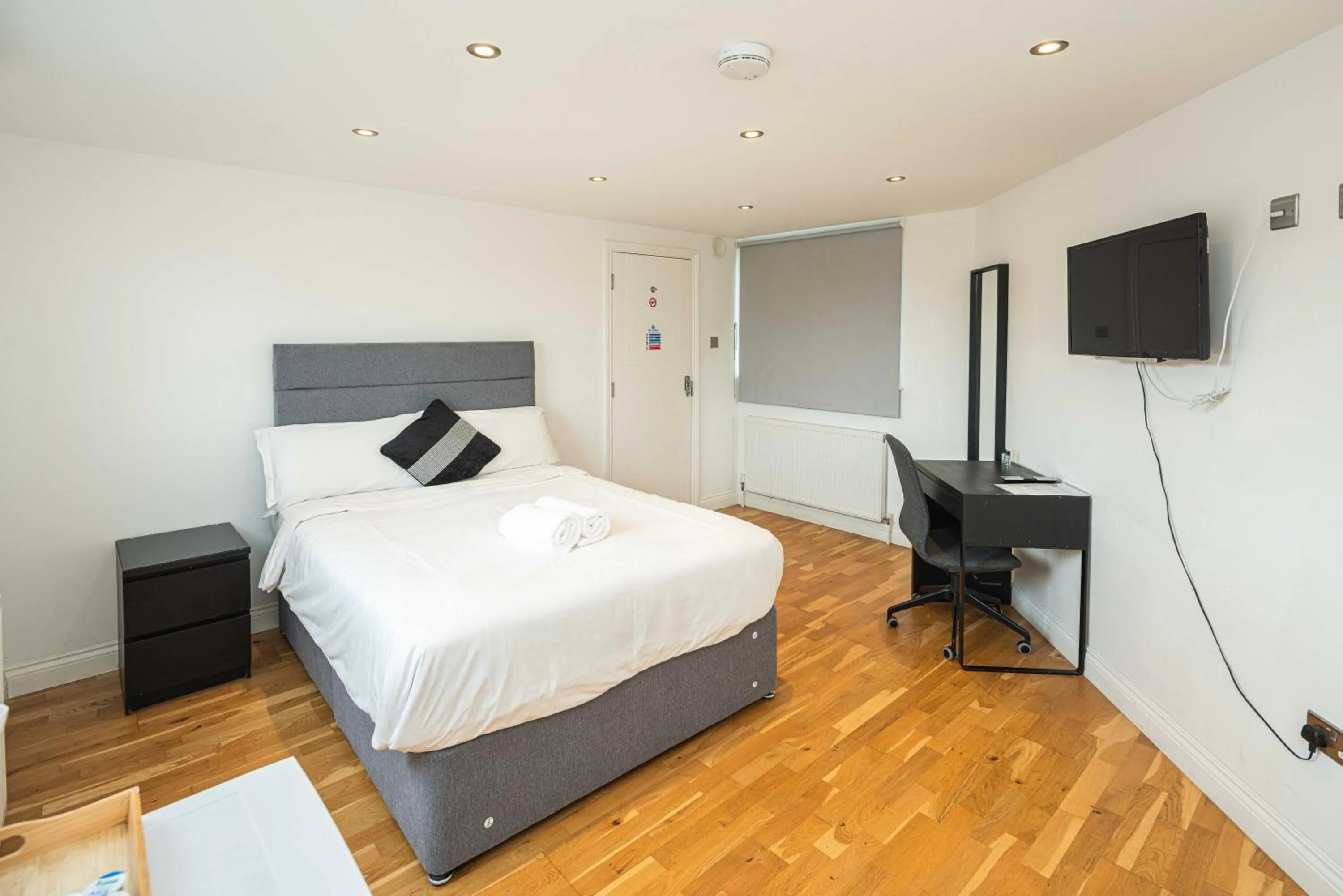 Bedroom, Bed in SE10 House