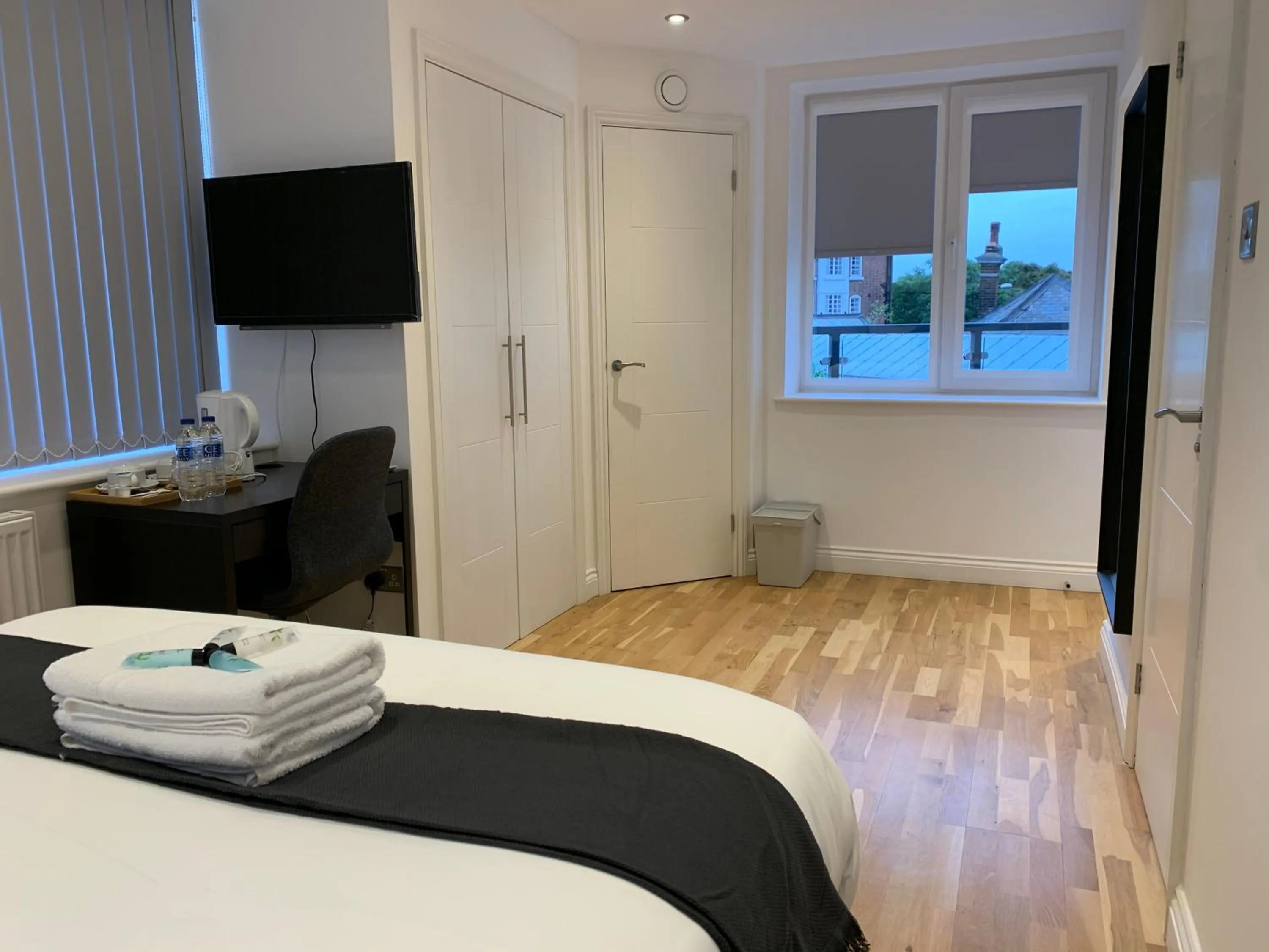 Bedroom, Bed in SE10 House