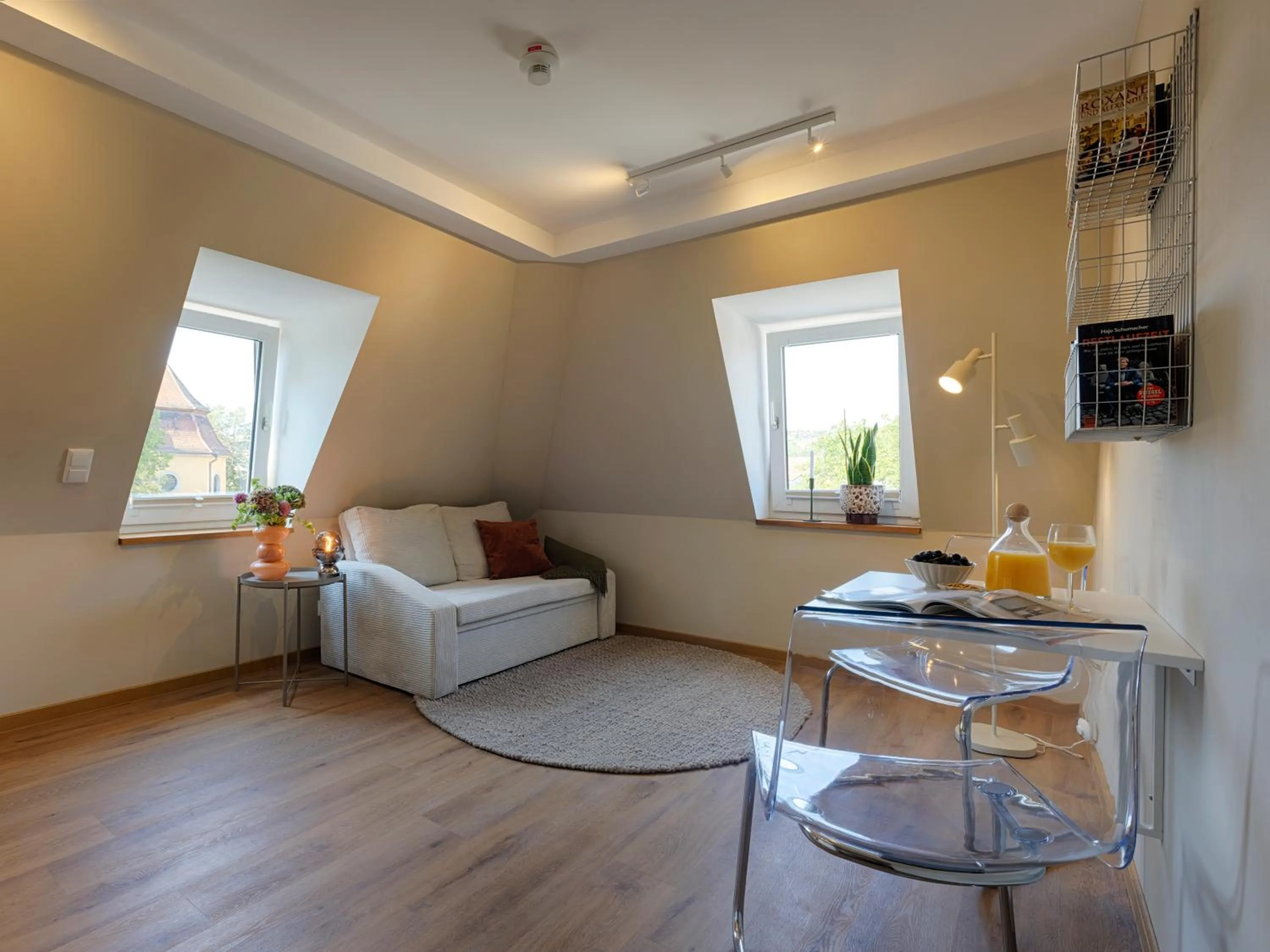 Living room, Bed in Hotel Fischzucht in Würzburg