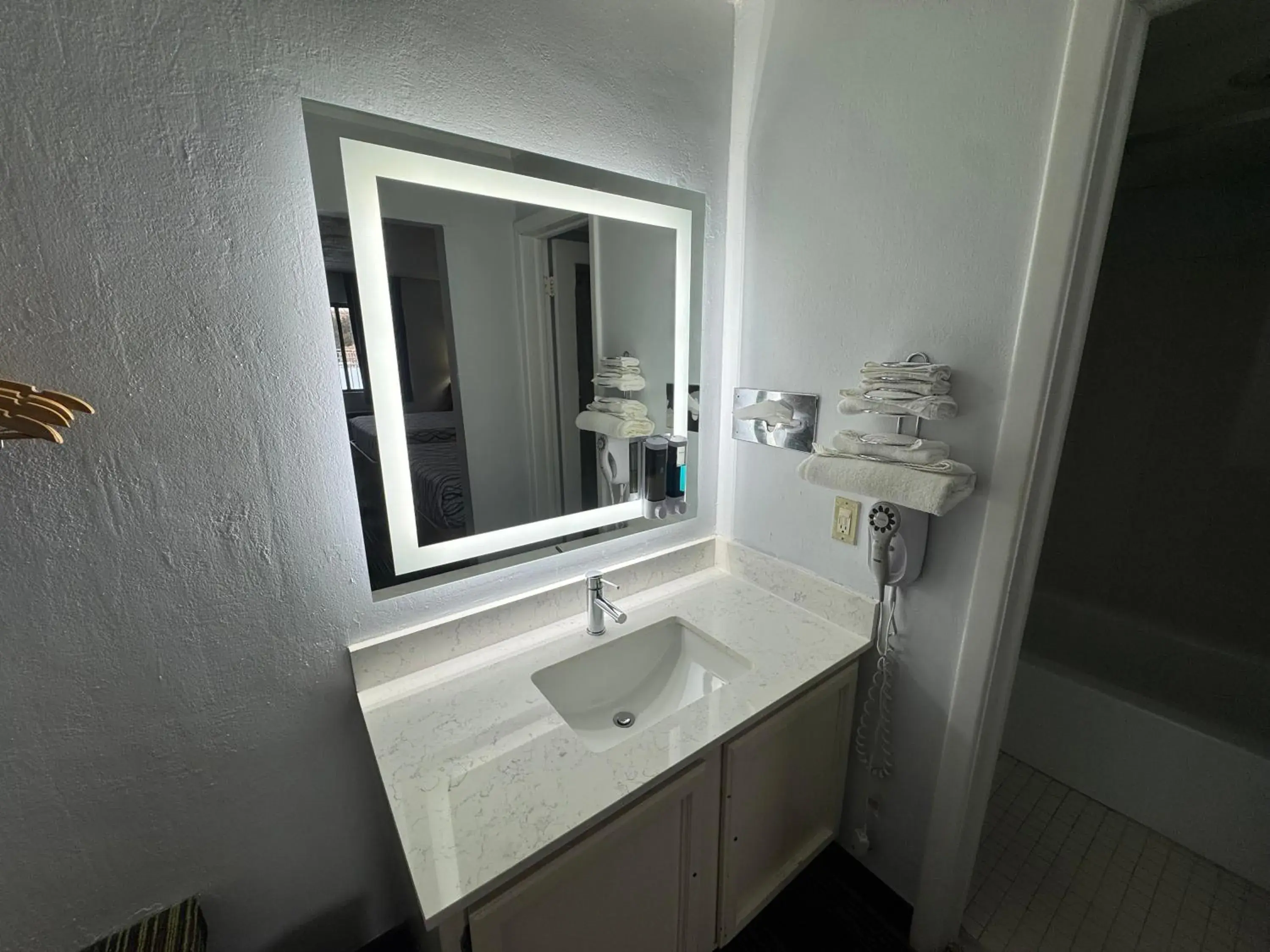 Standard Queen Room in Sprucewood Inn Standard Queen Room in Sprucewood Inn