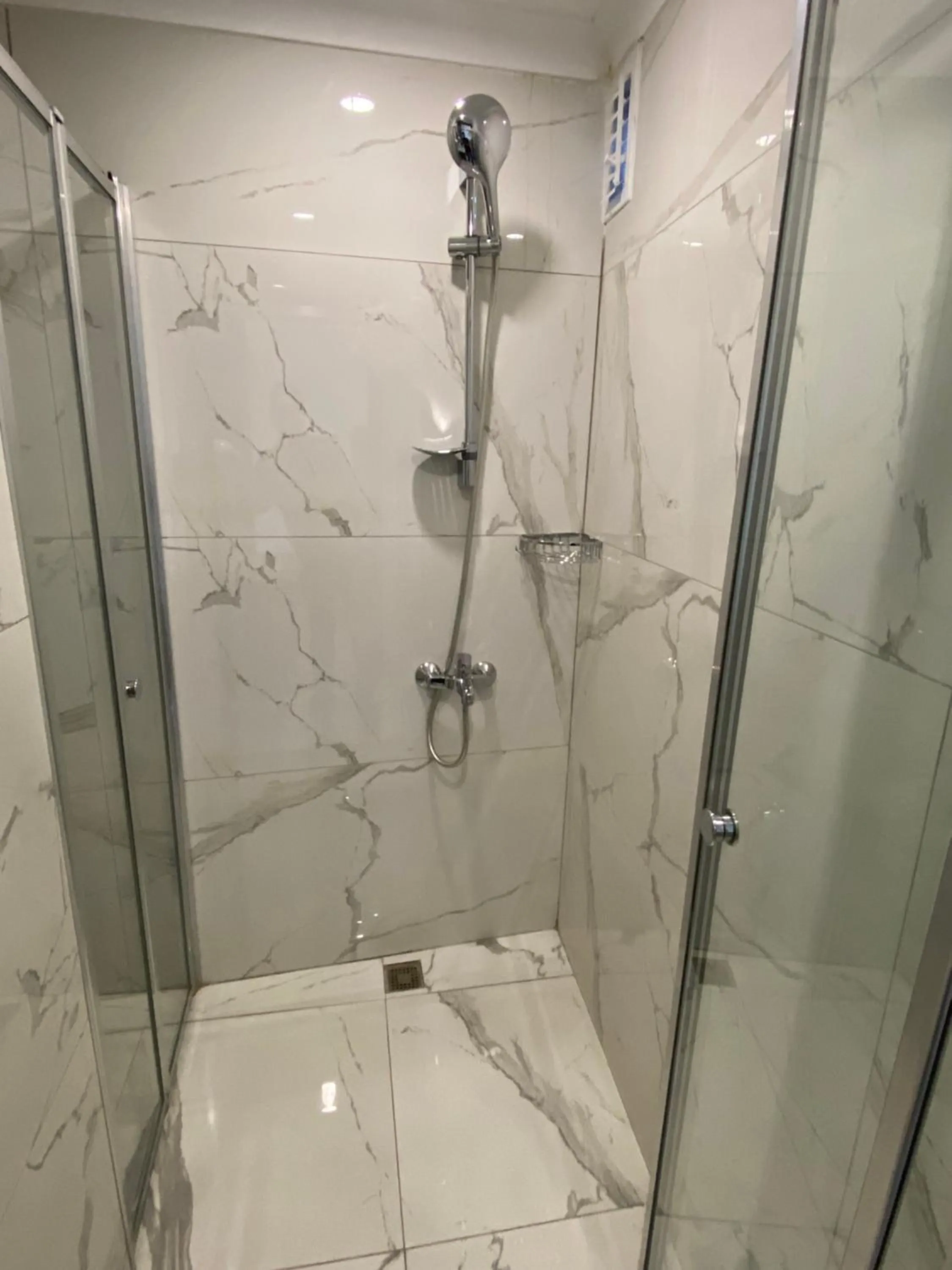 Shower in Zeyn Otel Istanbul