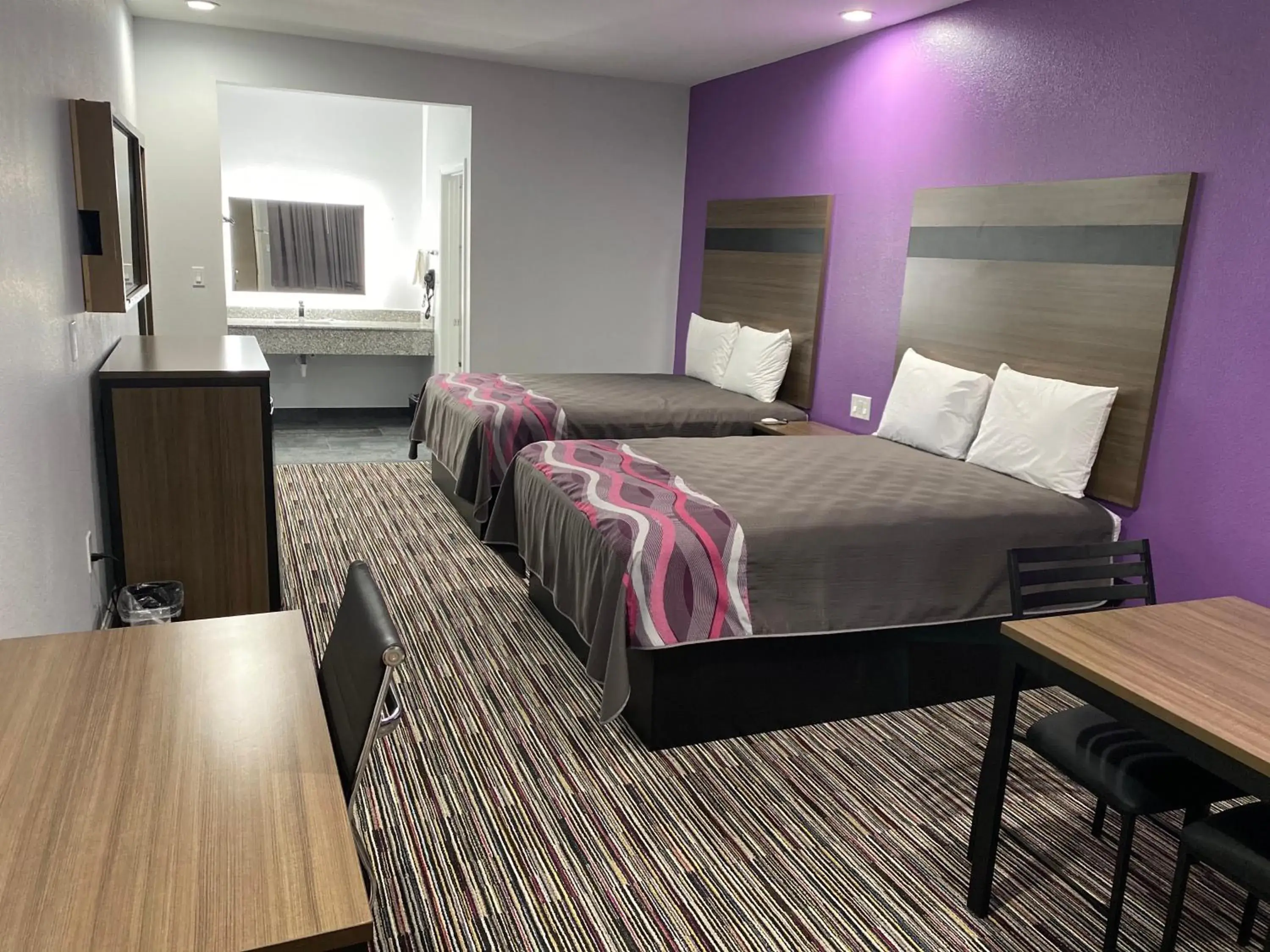 Deluxe Queen Room with Two Queen Beds in Palace Inn Crosby Deluxe Queen Room with Two Queen Beds in Palace Inn Crosby