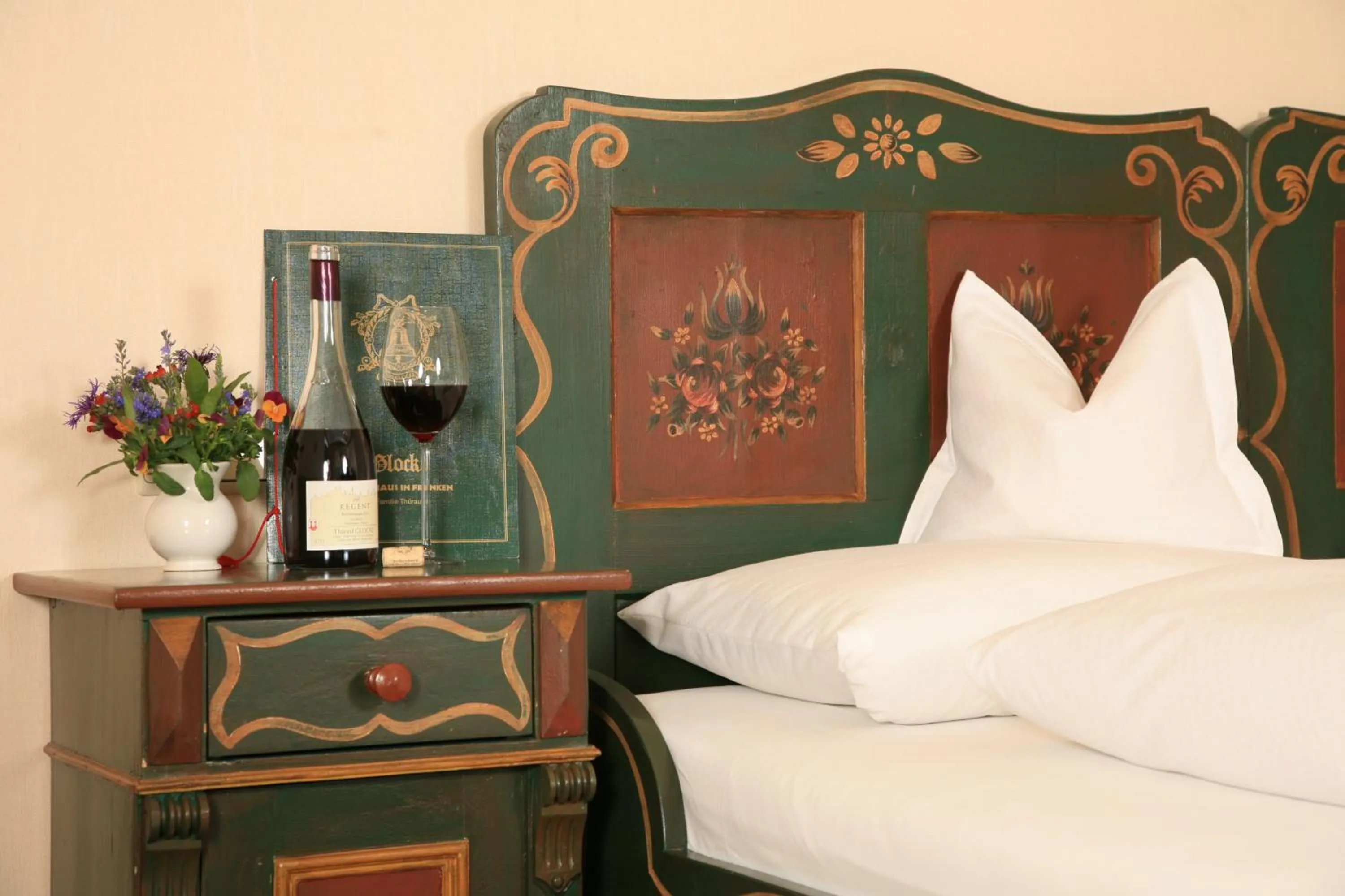 Photo of the whole room, Bed in Glocke Weingut und Hotel