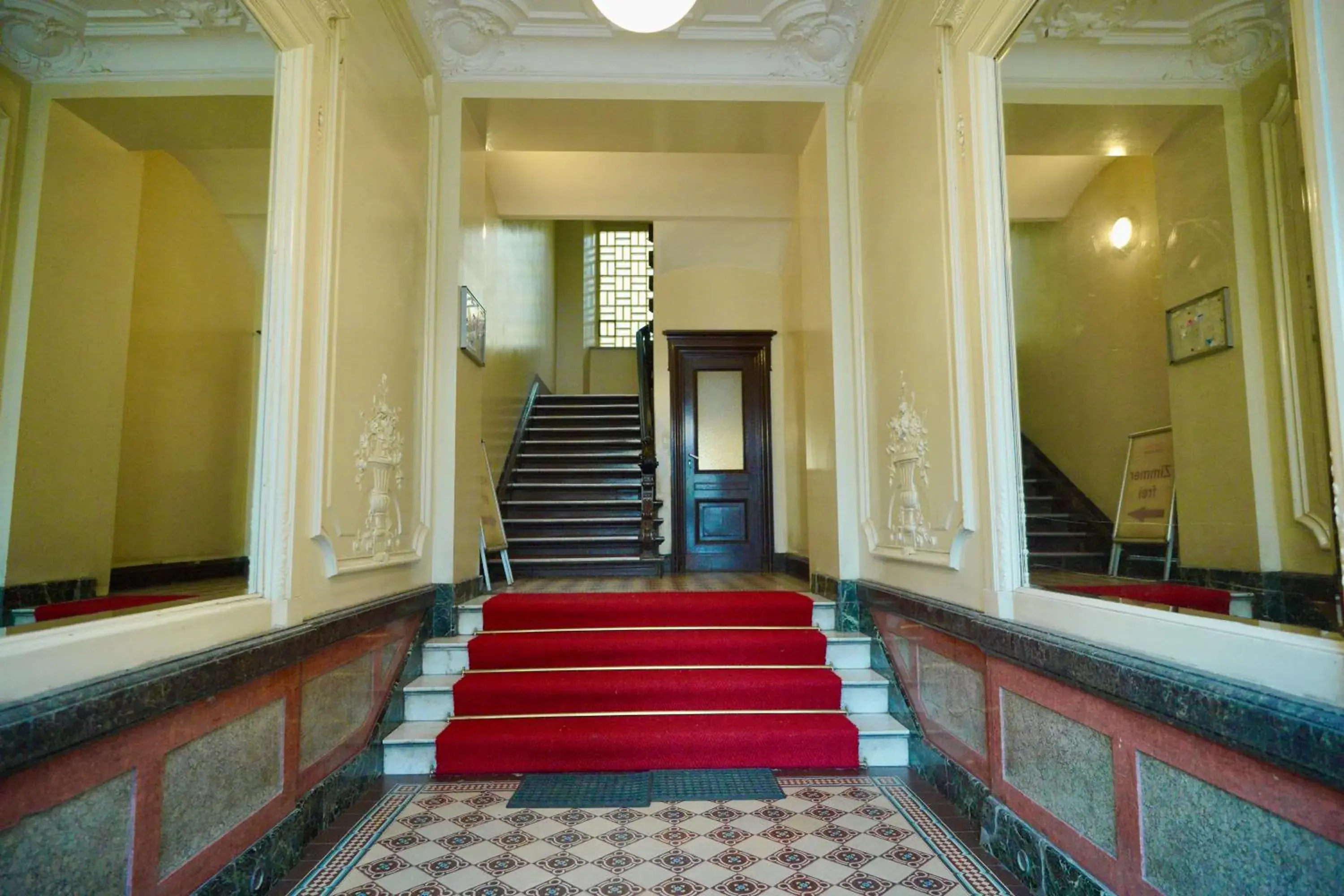 Facade/entrance in Hotel Pension Bernstein am Kurfürstendamm Facade/entrance in Hotel Pension Bernstein am Kurfürstendamm