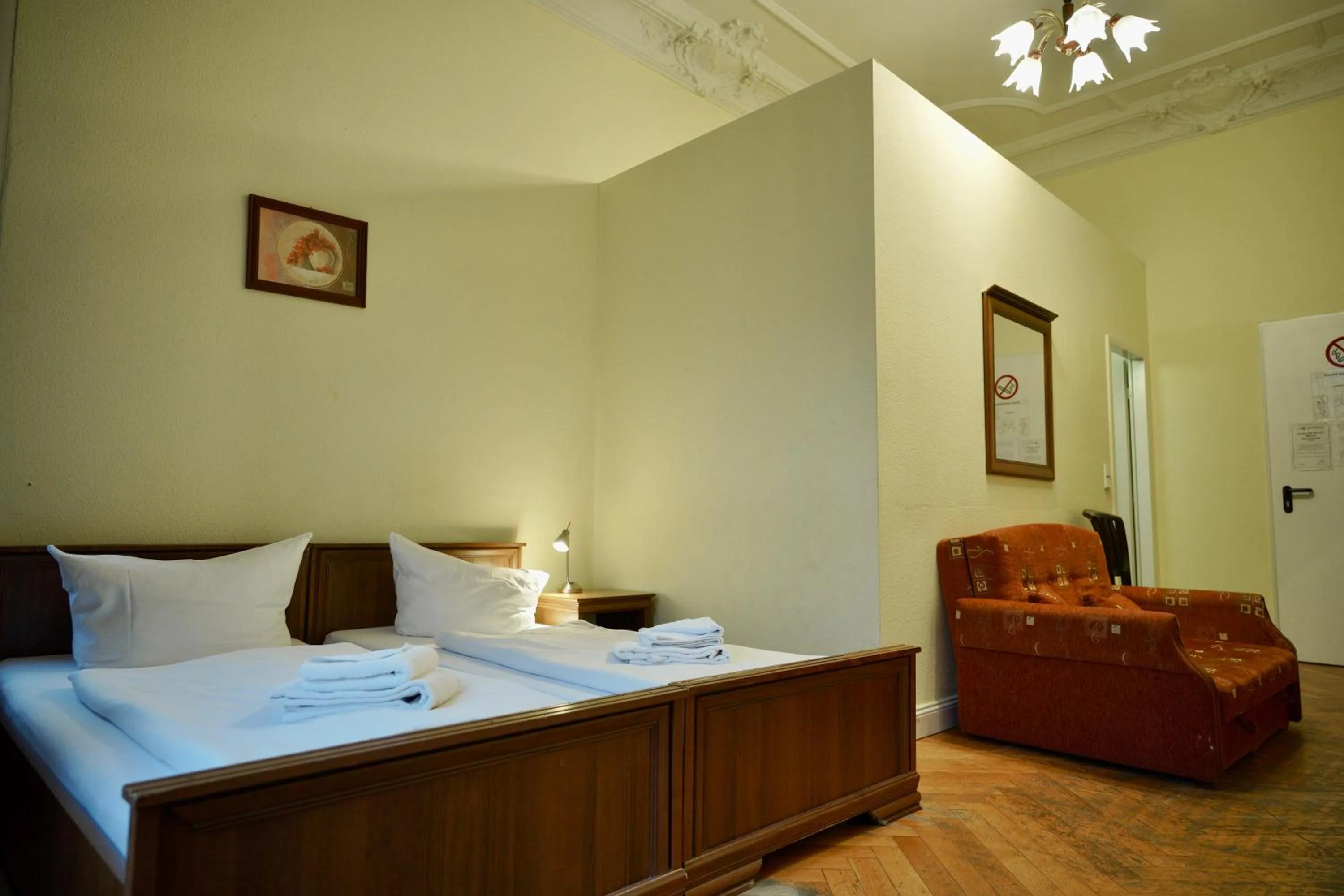 Photo of the whole room, Bed in Hotel Pension Bernstein am Kurfürstendamm