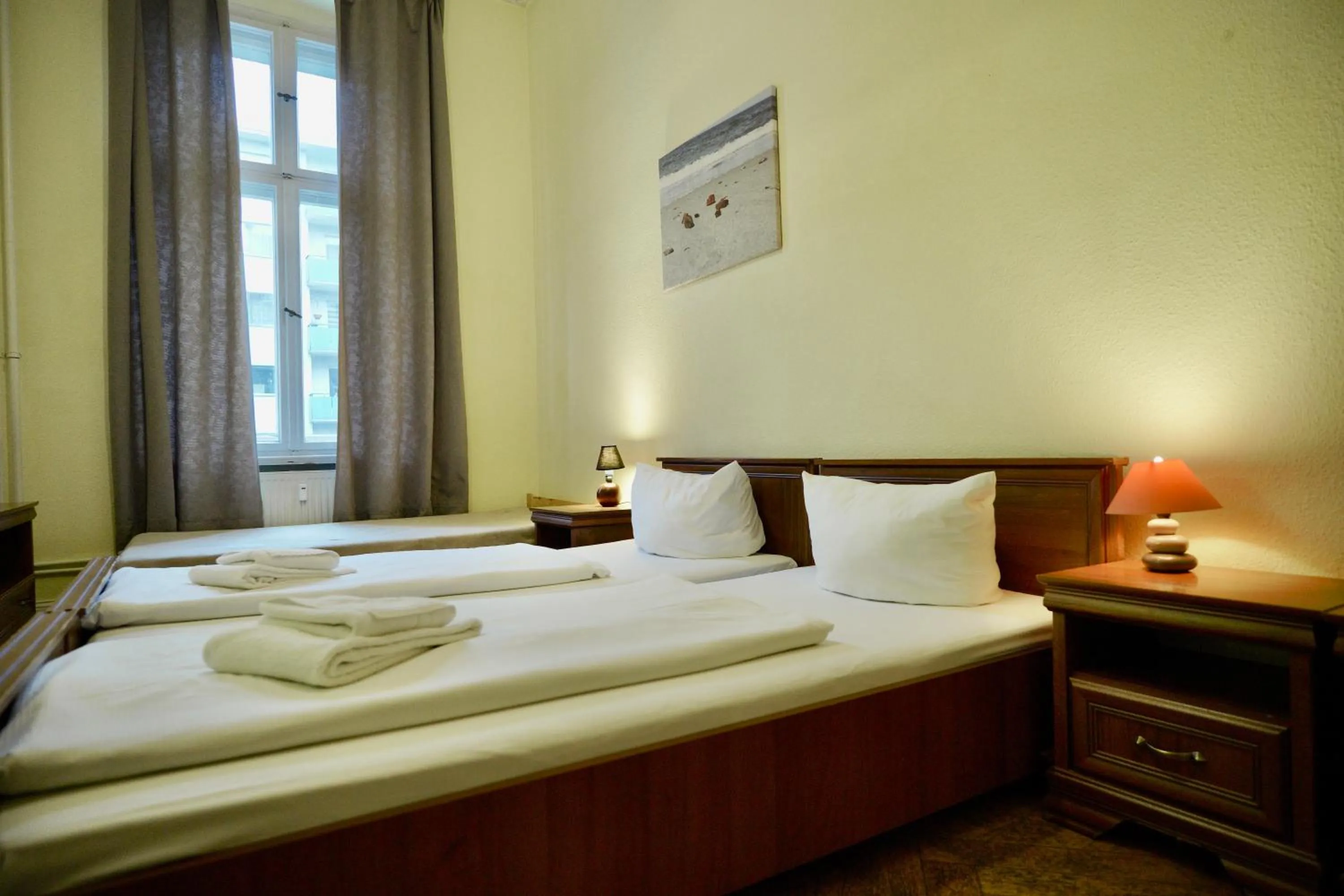 Photo of the whole room, Bed in Hotel Pension Bernstein am Kurfürstendamm