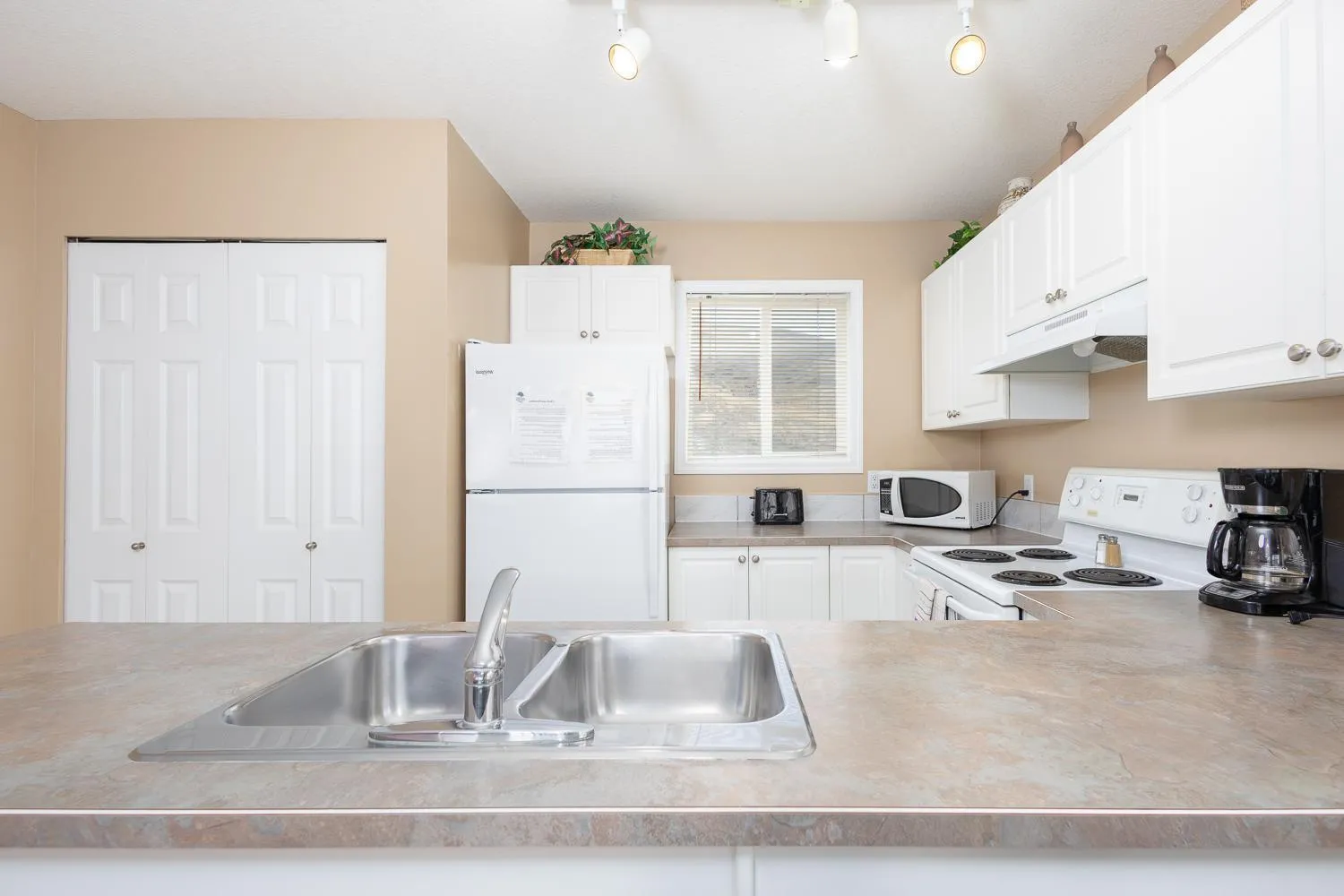 Property building in Paradise Canyon Golf Resort - Luxury Condo U401