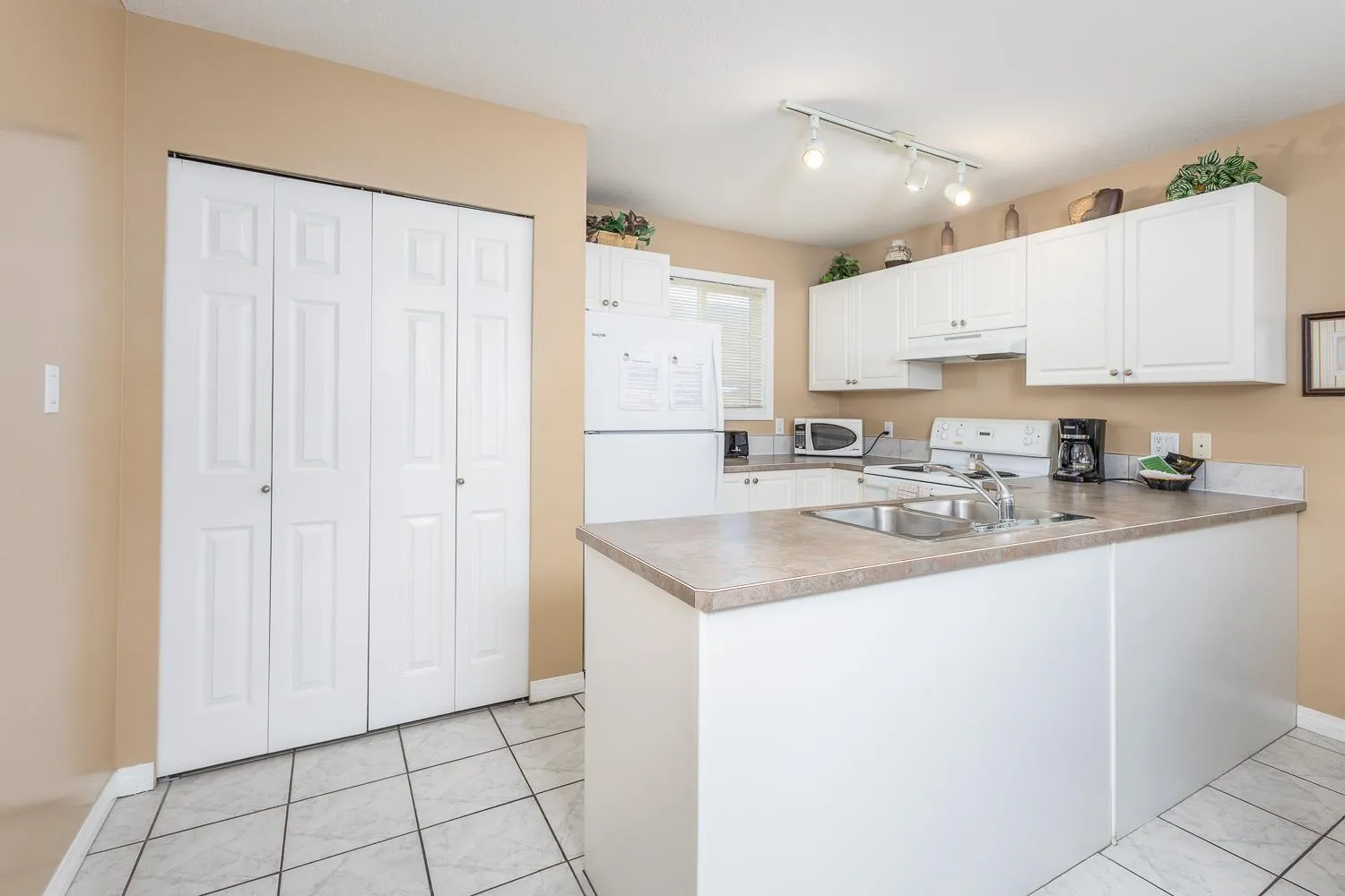 Property building in Paradise Canyon Golf Resort - Luxury Condo U401