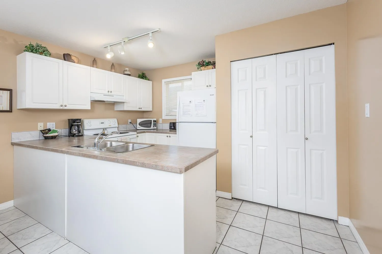 Property building in Paradise Canyon Golf Resort - Luxury Condo U399