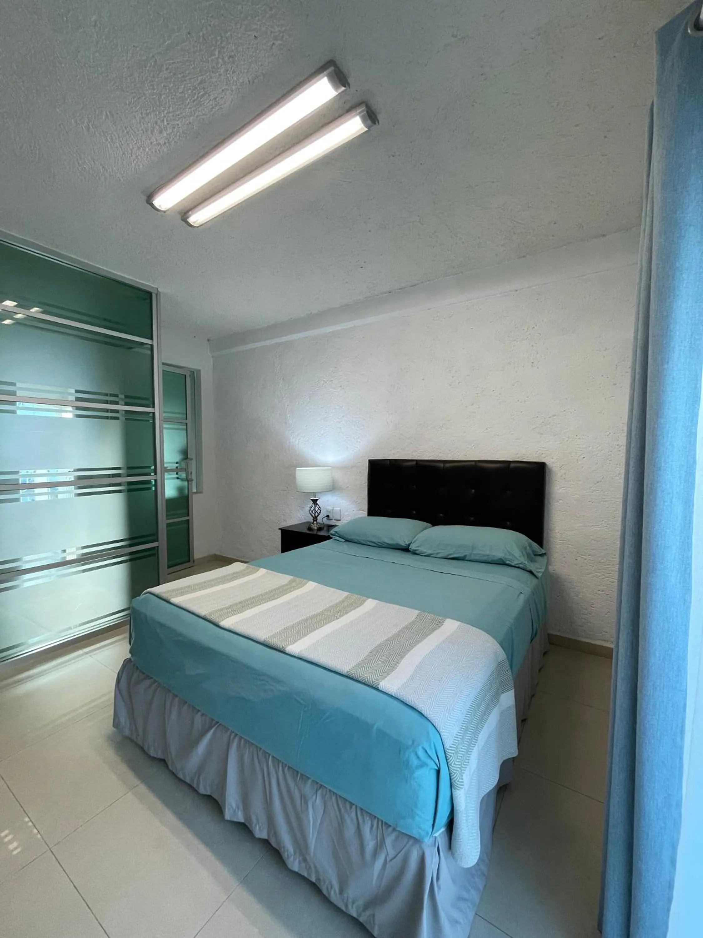 Bed in Hotel Dos Mundos, Isla Cozumel