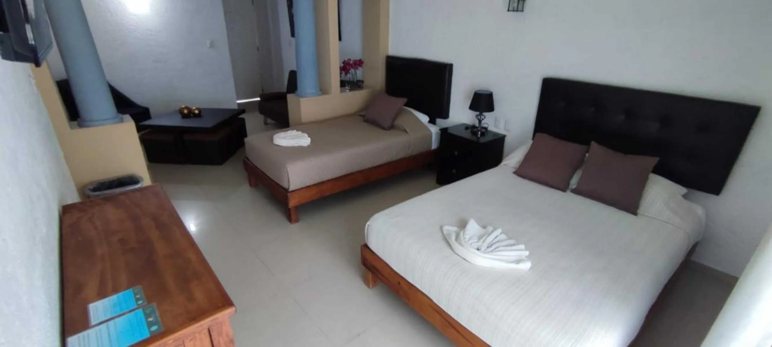 Bed in Hotel Dos Mundos, Isla Cozumel