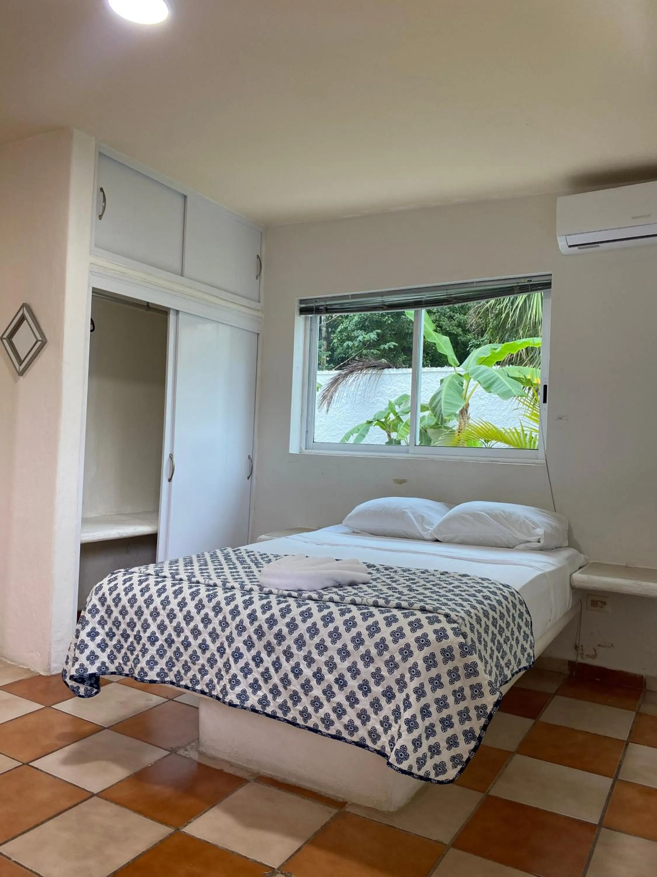 Bed in Hotel Dos Mundos, Isla Cozumel